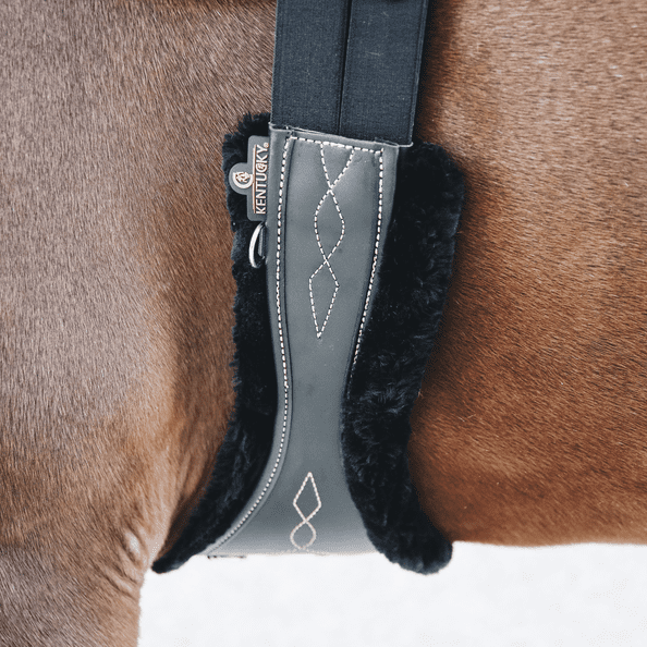 Kentucky Horsewear Girth protectors lambskin for long girth anatomical in  black