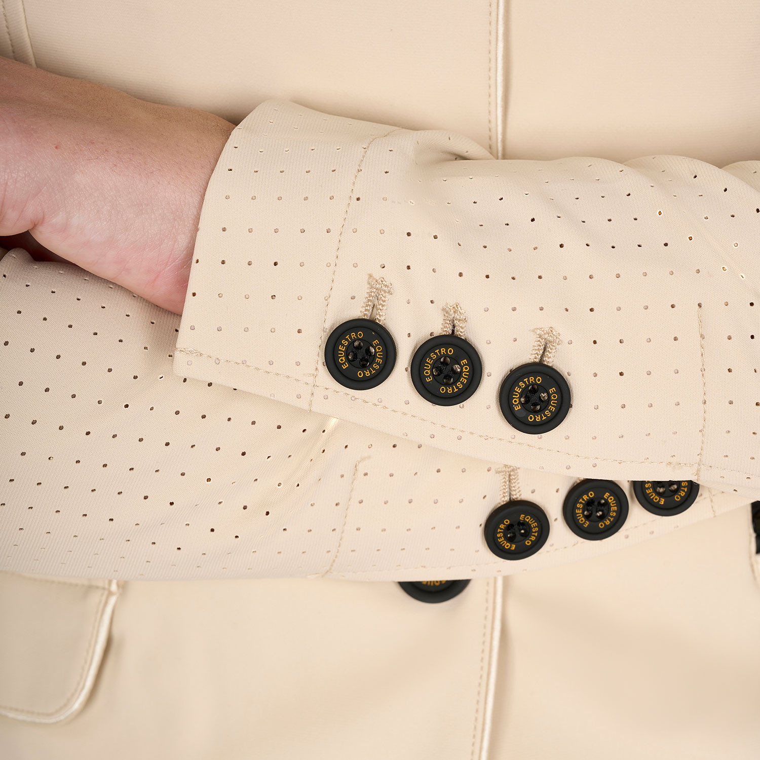 Damen-Turnierjacke mit drei Knöpfen aus perforiertem Stoff