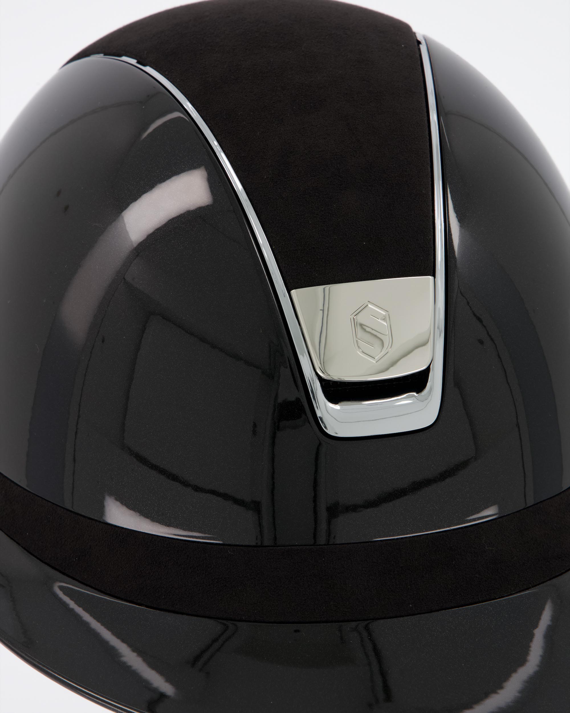 Riding helmet Miss Shield Shadowglossy Black, Top Alcantara Black, Frontalband Alcantara Black, Trim Chrome Silver, Blason Chrome Silver in black