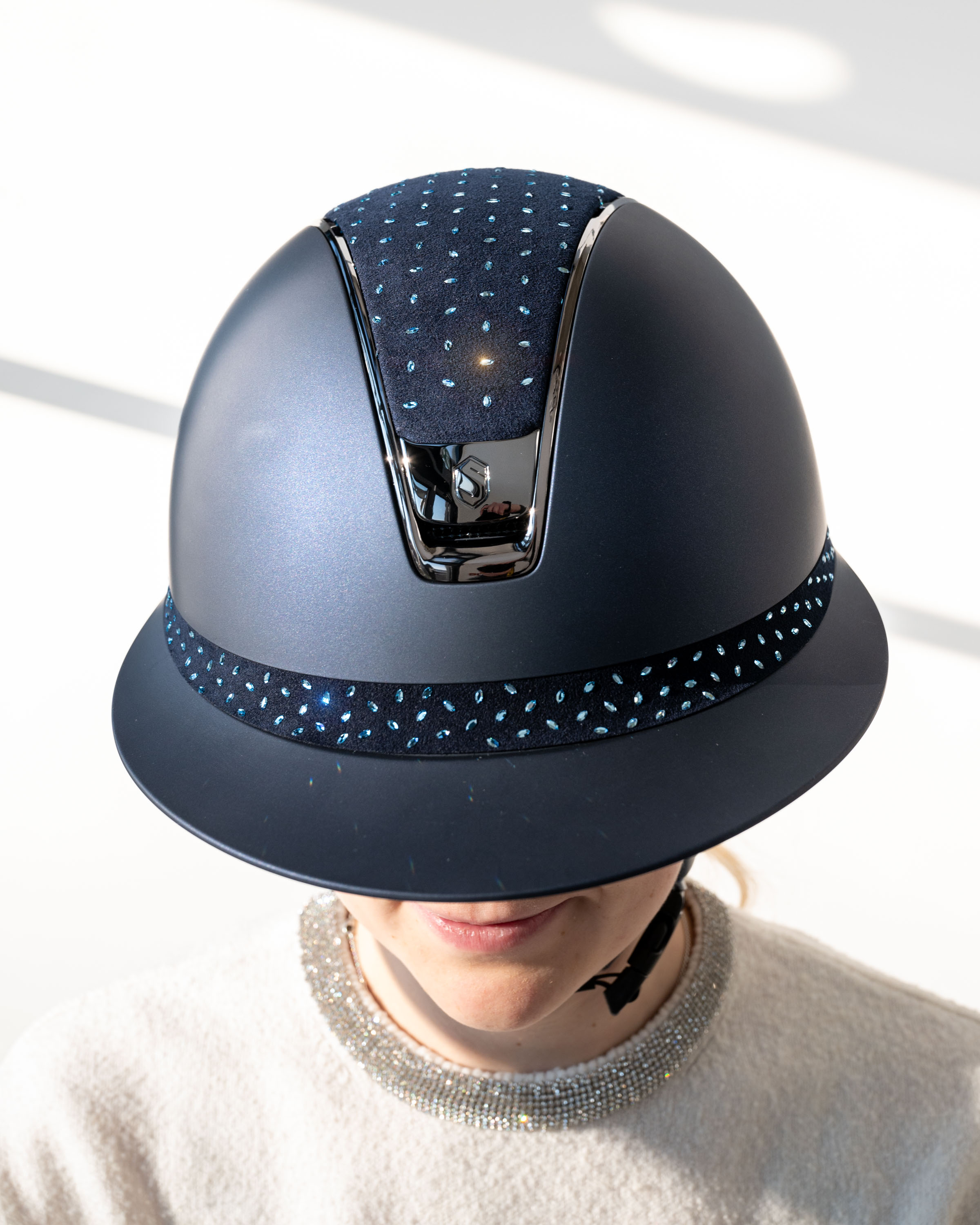 Reithelm 2.0 Miss Shield Shadowmatt Blue, Top u. Frontal Band Crystal Comet, Trim u. Blason Chrome Black in blau