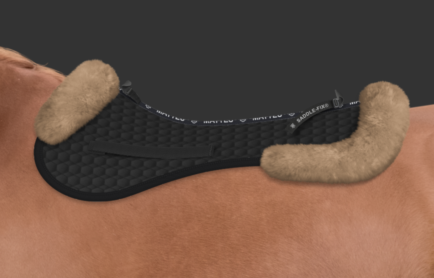 Saddle pad jumping lambskin with fur edge in black/nature