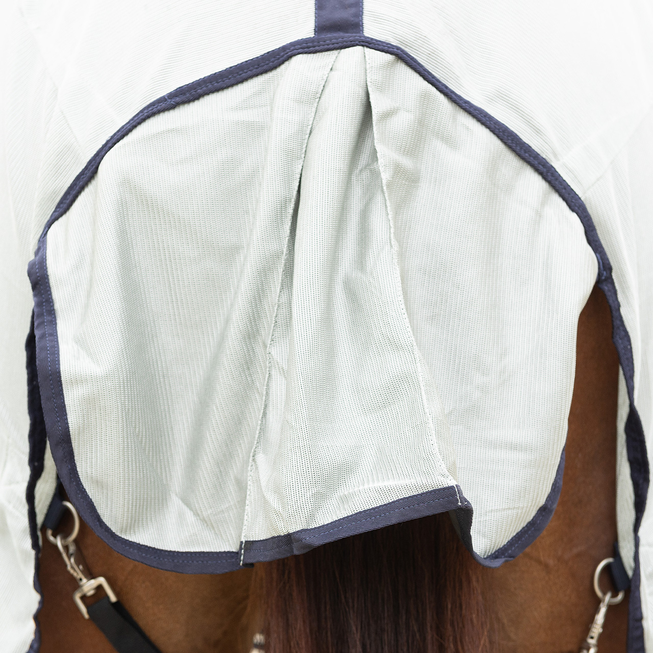 Fly rug with neck and bonnet