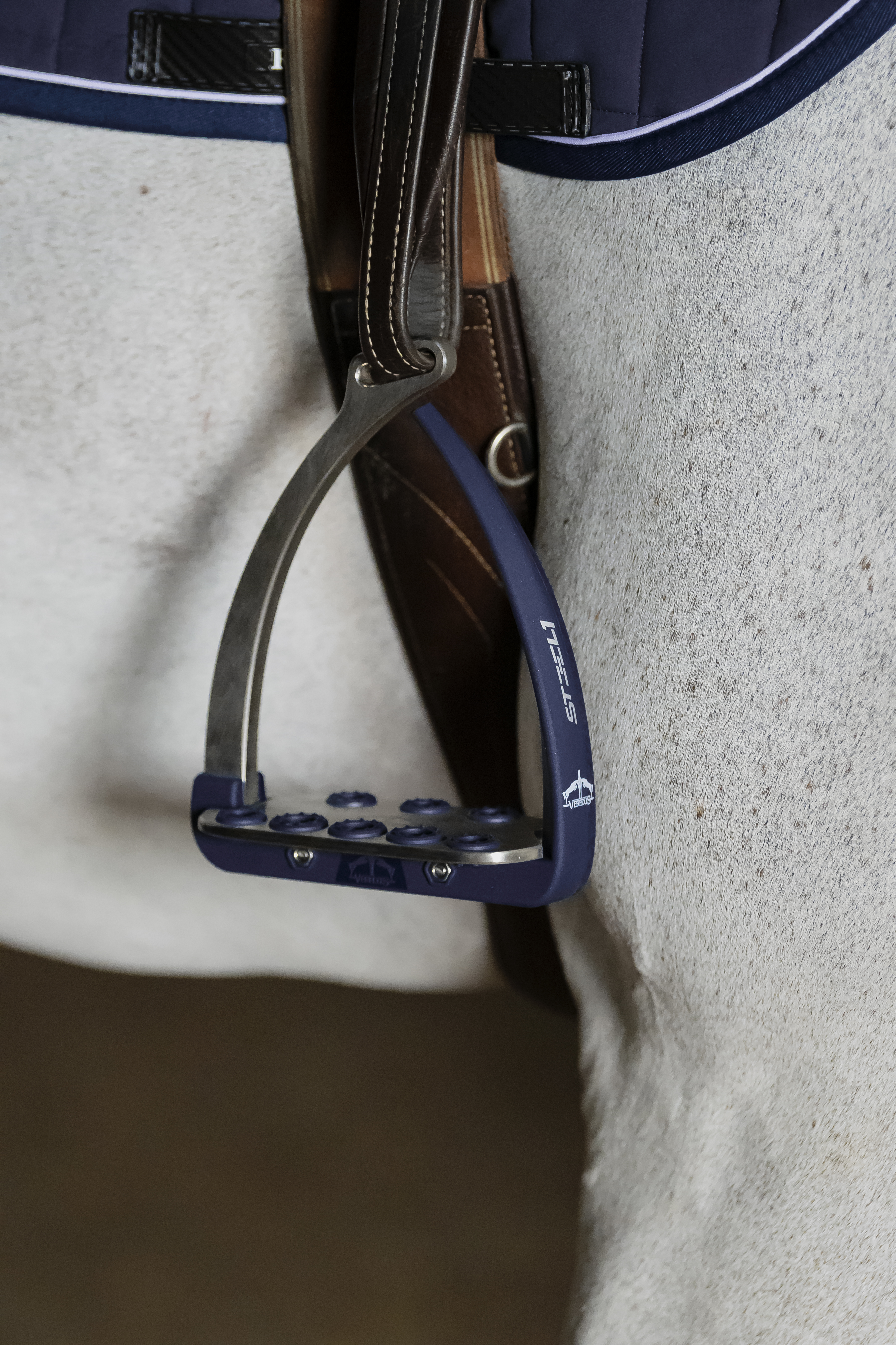 Set Steel 1 Steigbügel, Schabracke und Cap