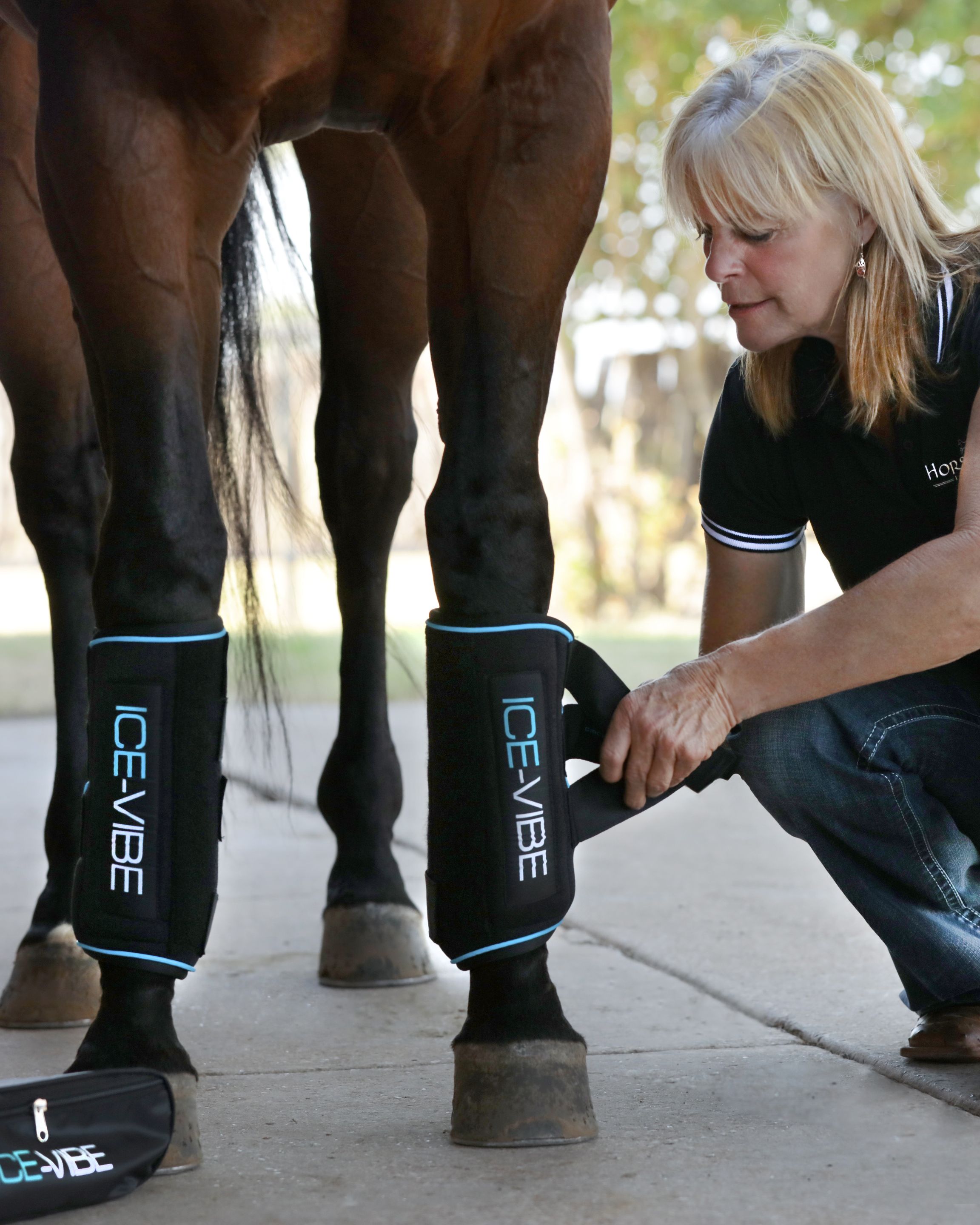 Cooling gaiters Ice-Vibe Boot in black/aqua