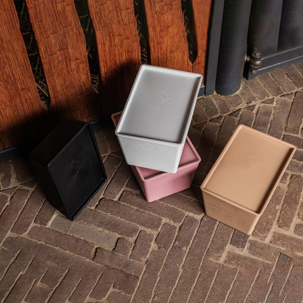 Feed box for horses with lid