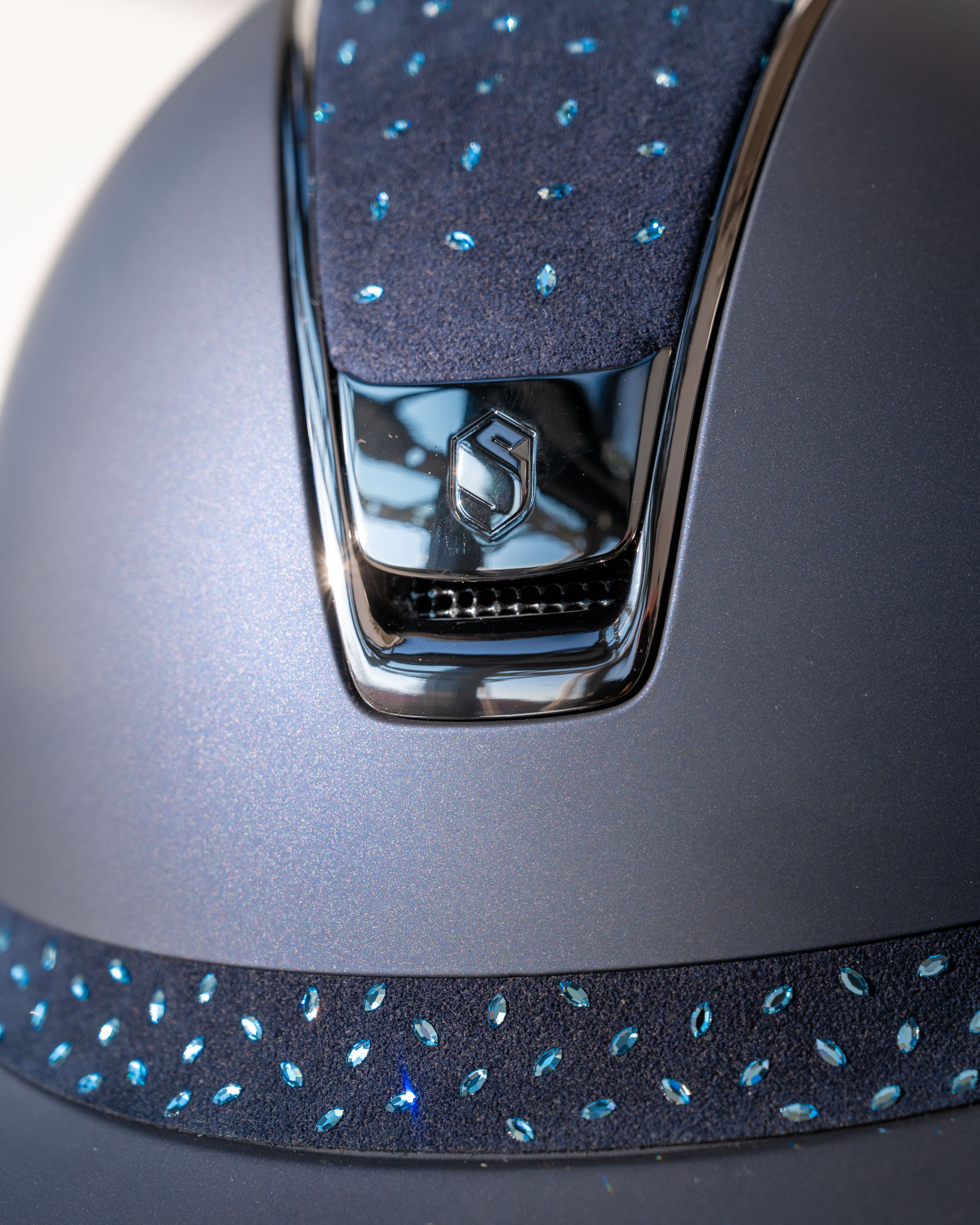 Reithelm 2.0 Miss Shield Shadowmatt Blue, Top u. Frontal Band Crystal Comet, Trim u. Blason Chrome Black in blau