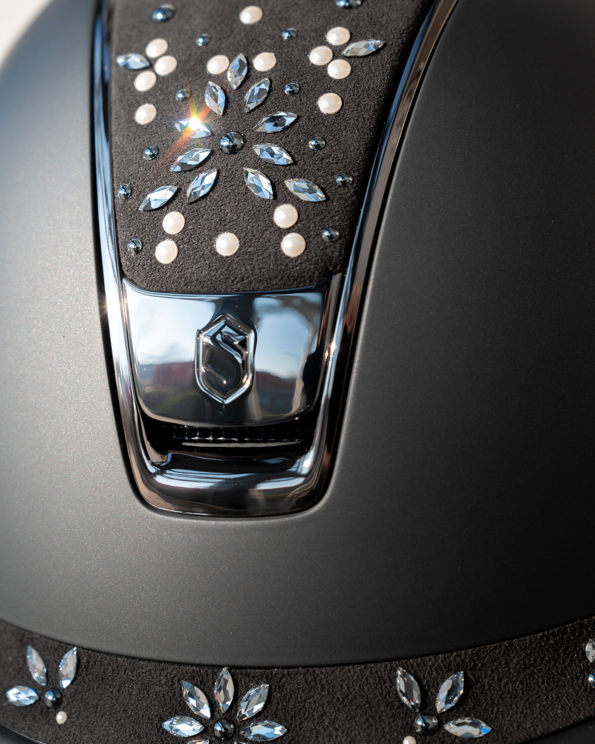 Riding helmet Miss Shield 2.0 Shadowmatt black, top and front strap Pearl Drop, Trim and Blason Chrome black