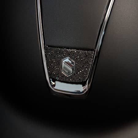 Samshield Reithelm Blason Nahaufnahme des Samshield Blasons mit Glitzer und Logo