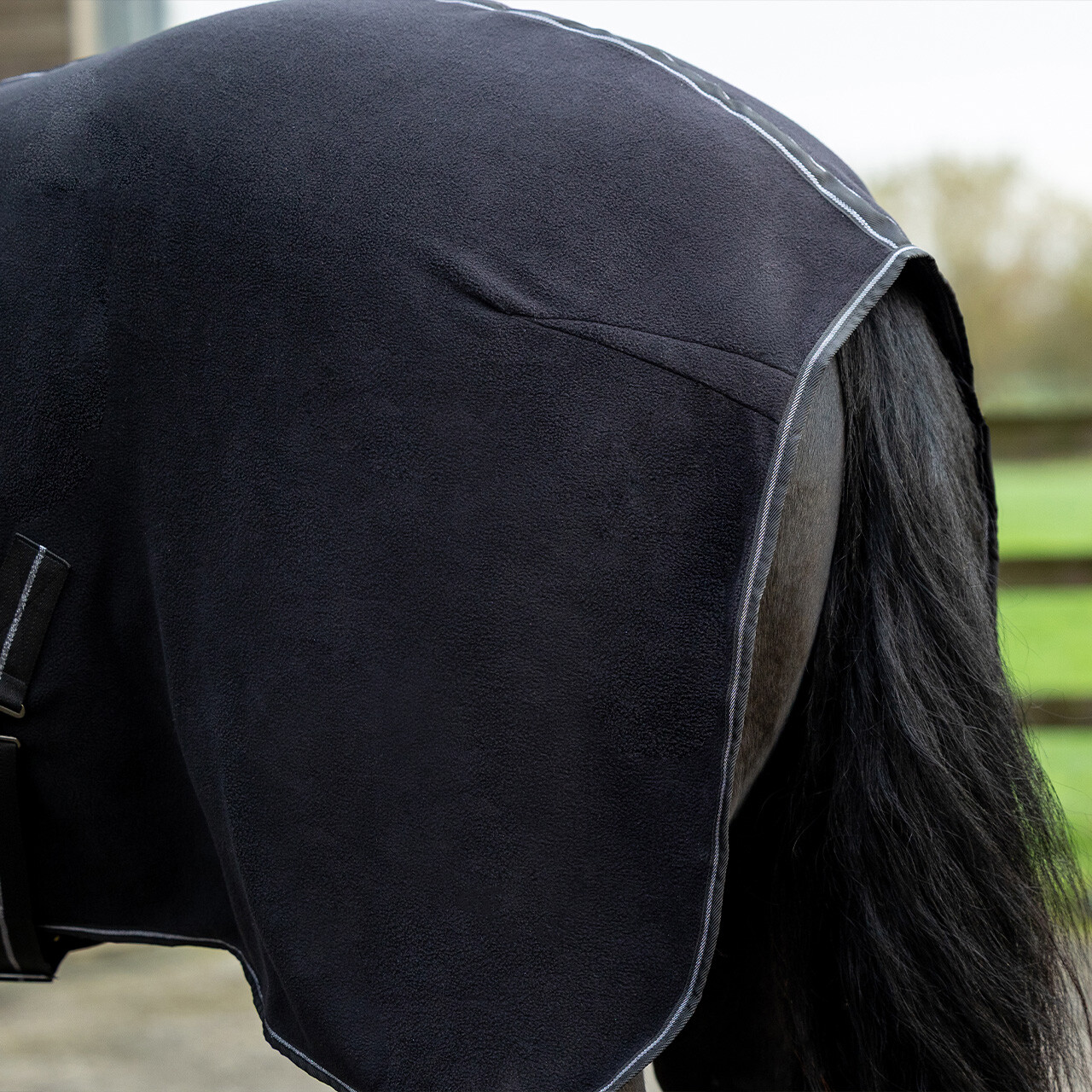 Fleece rug Shine in black