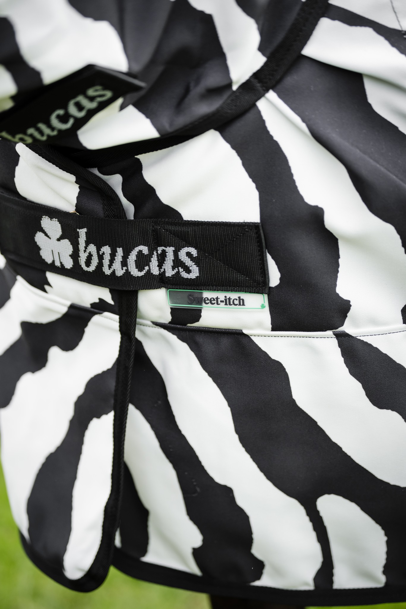 Fliegendecke Sweet Itch Rug in Zebra/Black