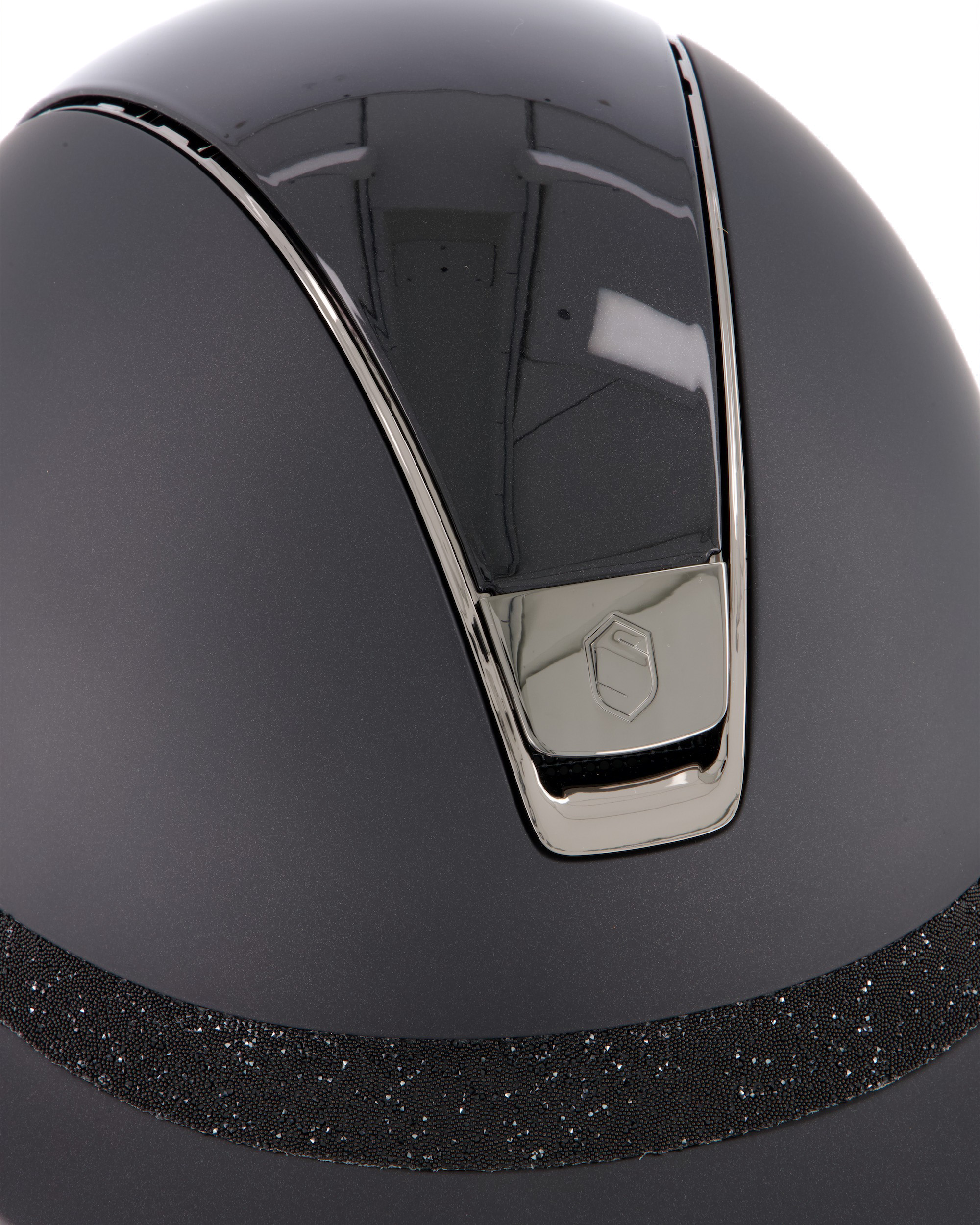 Miss Shield Shadowmatt Black, Top Shadow Glossy Metallic Black, Frontal Band Crystal Fabric Swarovski Black, Trim Chrome Black, Blason Chrome Black