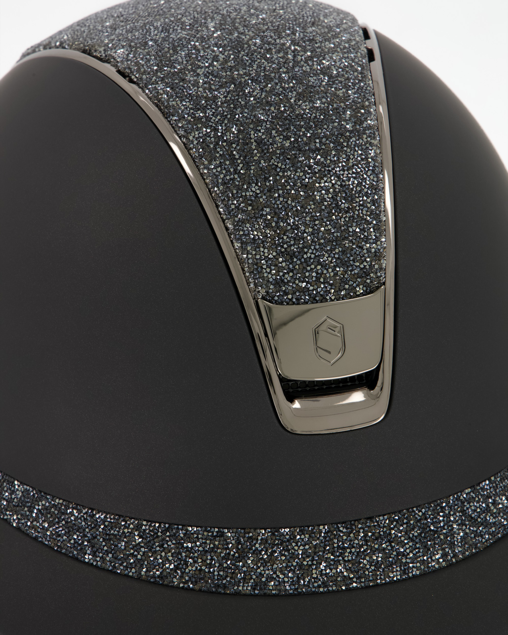 Reithelm 2.0 Miss Shield Shadowmatt, Top u. Frontal Band Ultra Fine Rock Night Shade , Trim u. Blason Chrome Black in schwarz