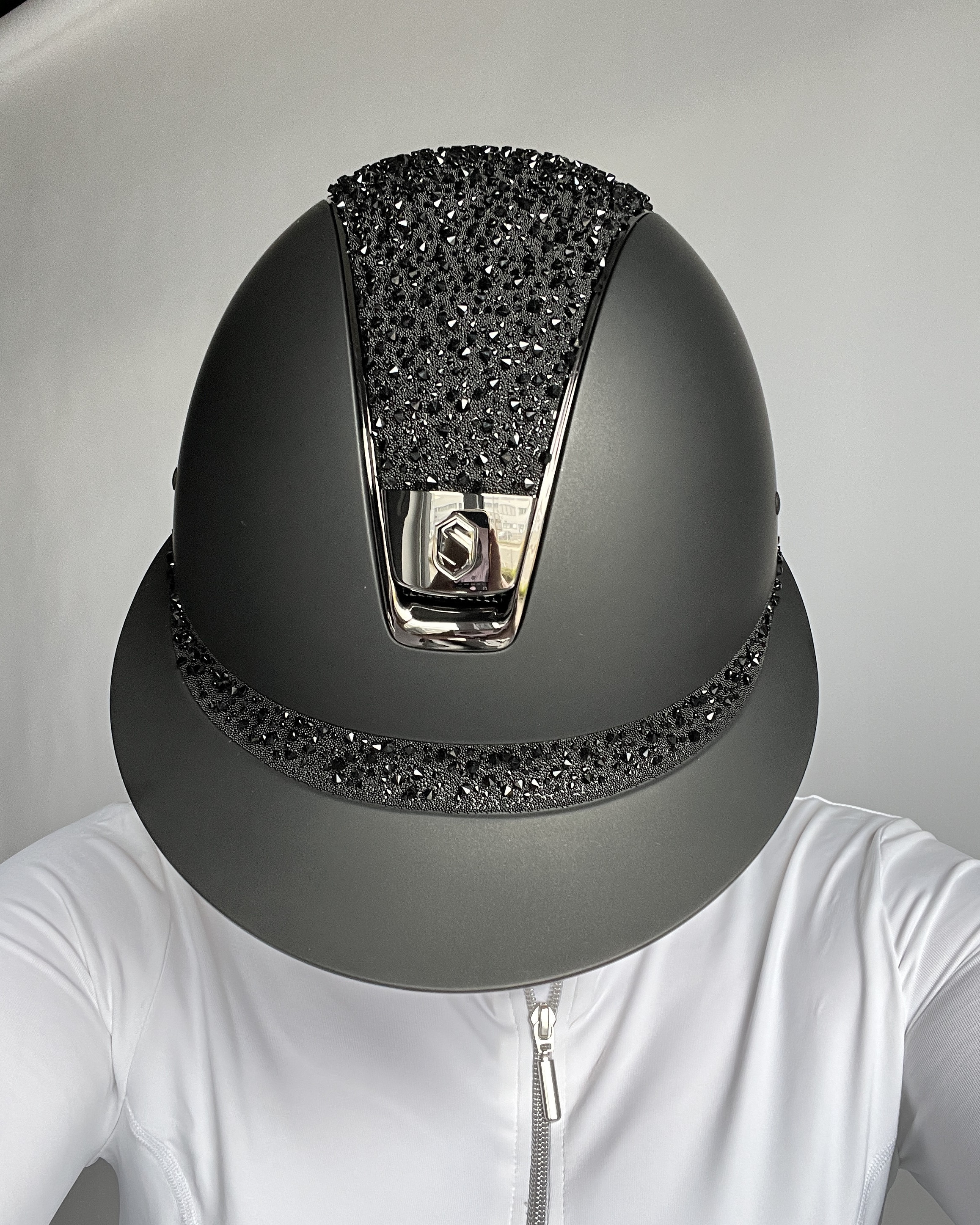 Reithelm Miss Shield Shadowmatt, Top Crystal Medley Swarovski Black, Frontal Band Crystal Medley Swarovski Black, Trim Chrome Black, Blason Chrome Black in schwarz