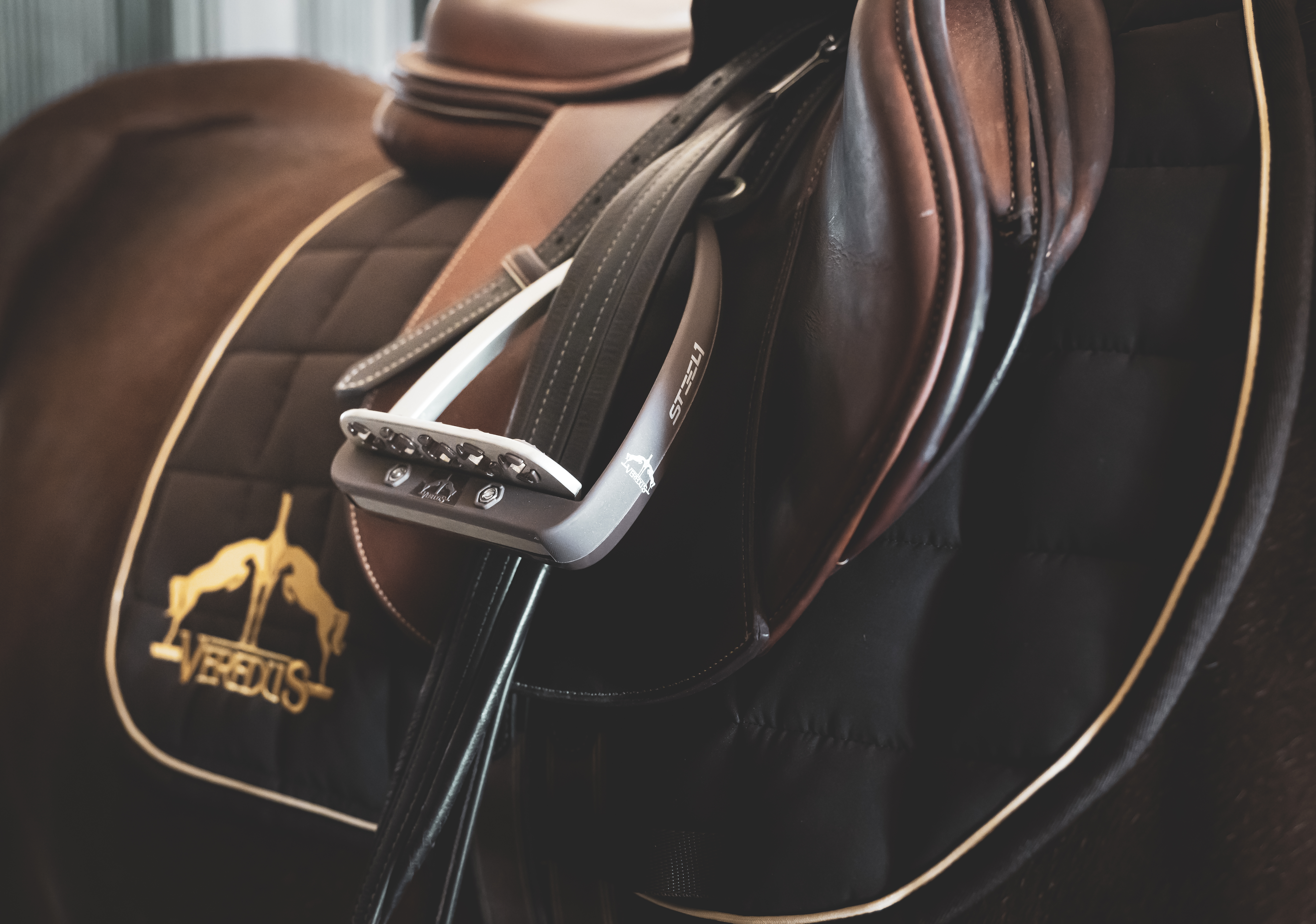 Set Steel 1 Steigbügel, Schabracke und Cap