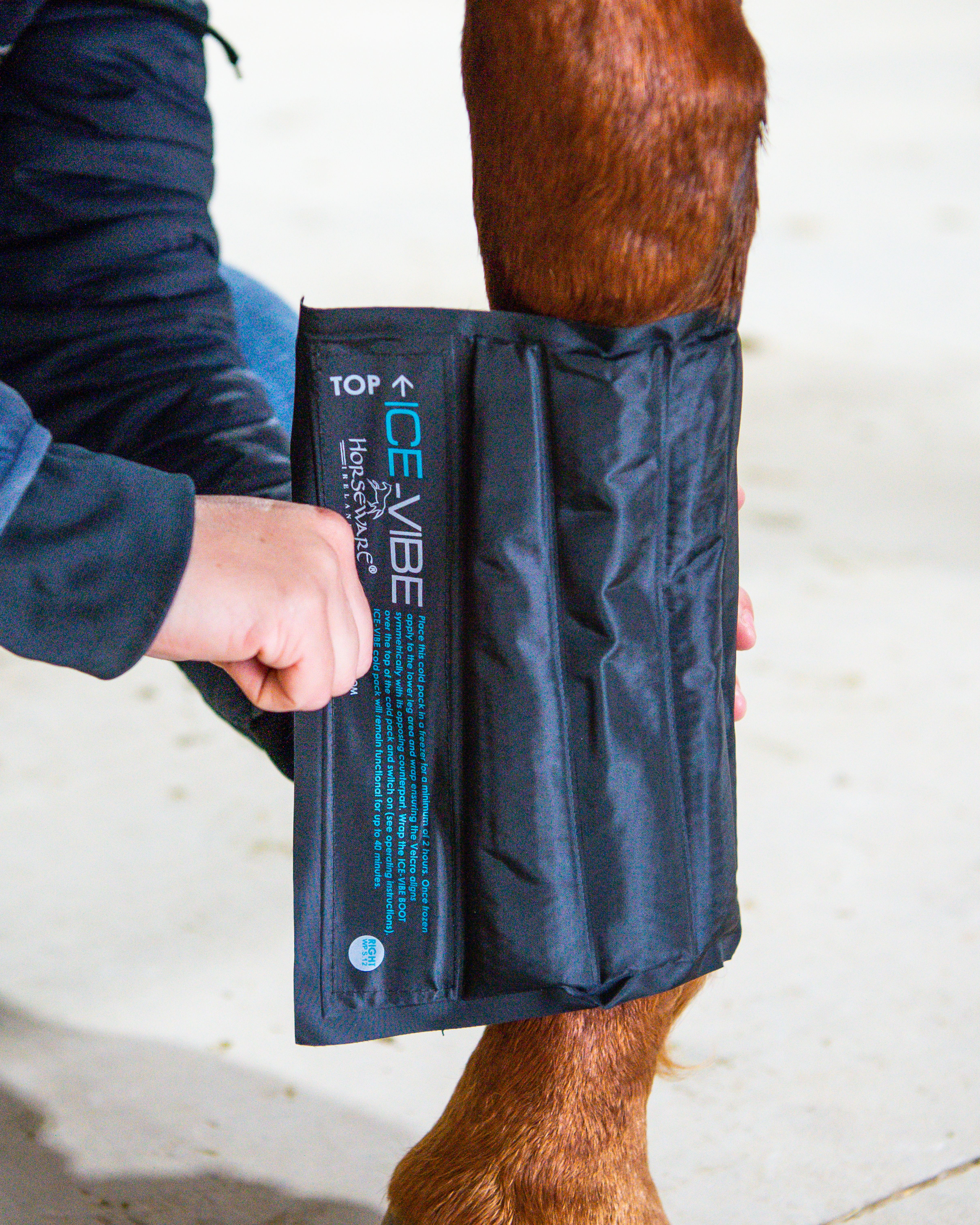 Cooling gaiters Ice-Vibe Boot in black/aqua
