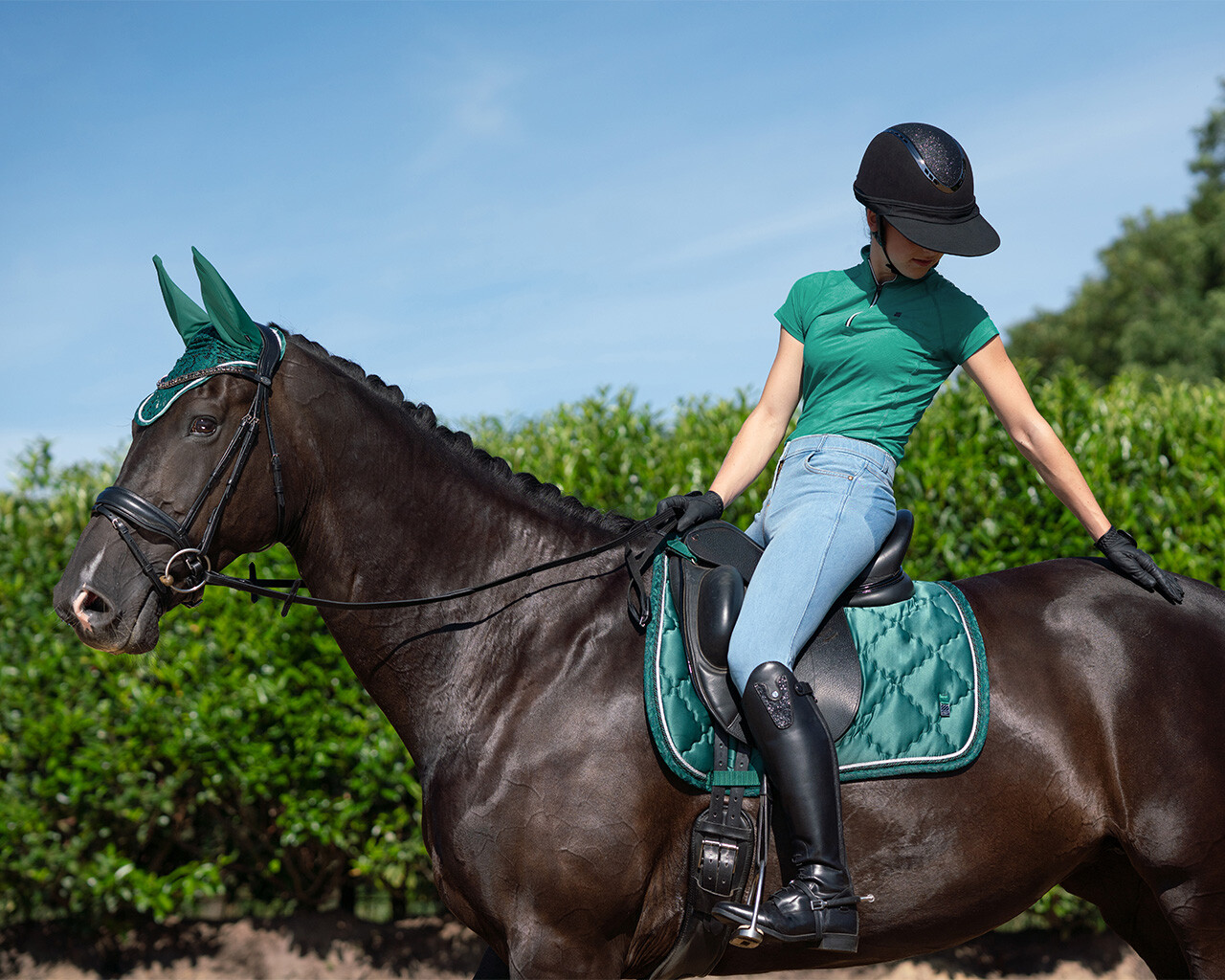 Sun visor for riding helmets