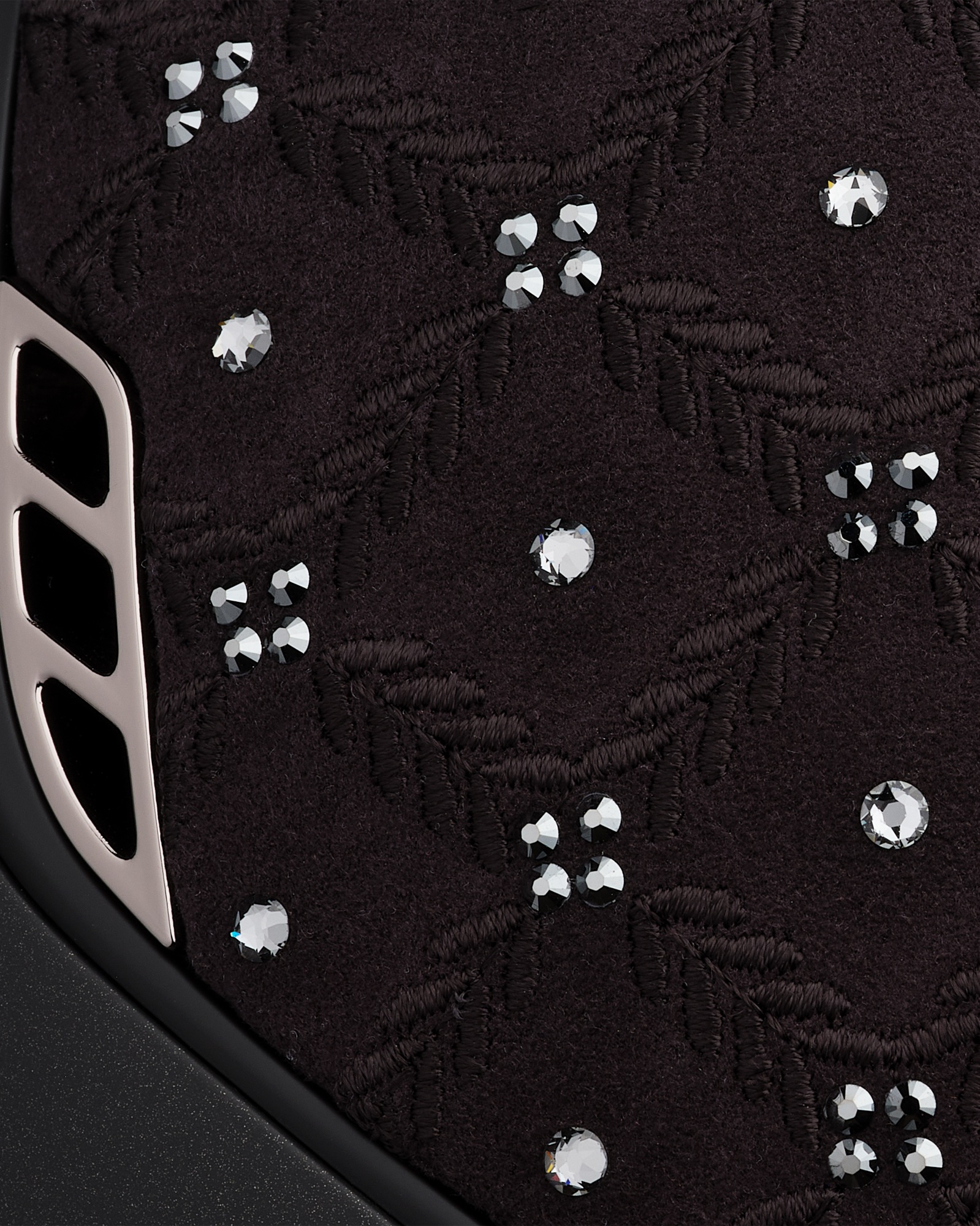 Reithelm 2.0 Shadowmatt, Top Royal Flower Swarovski, Trim Matt Black, Blason Chrome Black in schwarz