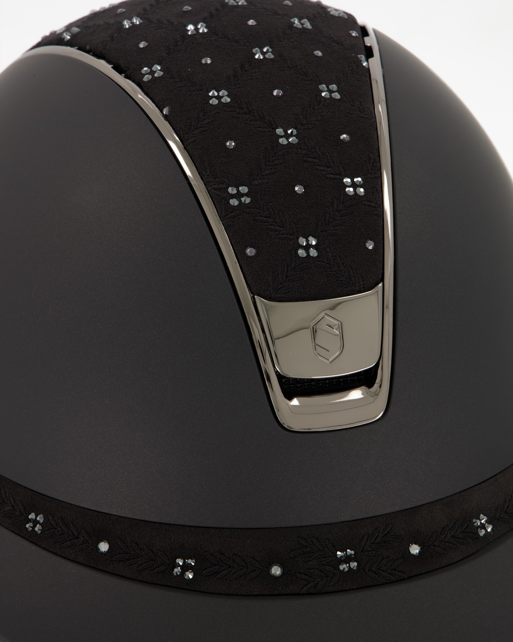 Reithelm 2.0 Miss Shield Shadowmatt Black, Top u. Frontalband Royal Flower, Trim u. Blason Chrome Black in schwarz