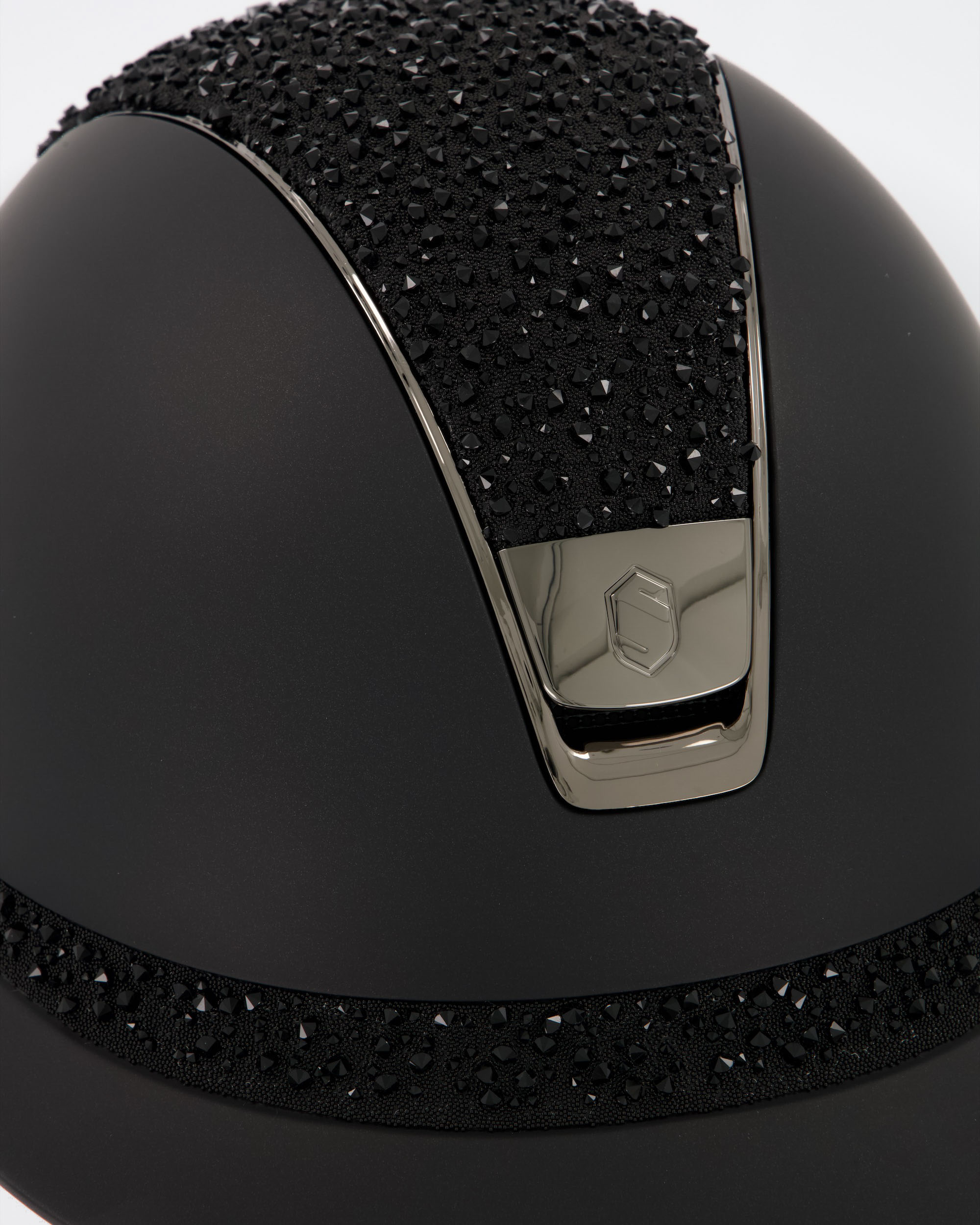 Reithelm Miss Shield Shadowmatt, Top Crystal Medley Swarovski Black, Frontal Band Crystal Medley Swarovski Black, Trim Chrome Black, Blason Chrome Black in schwarz