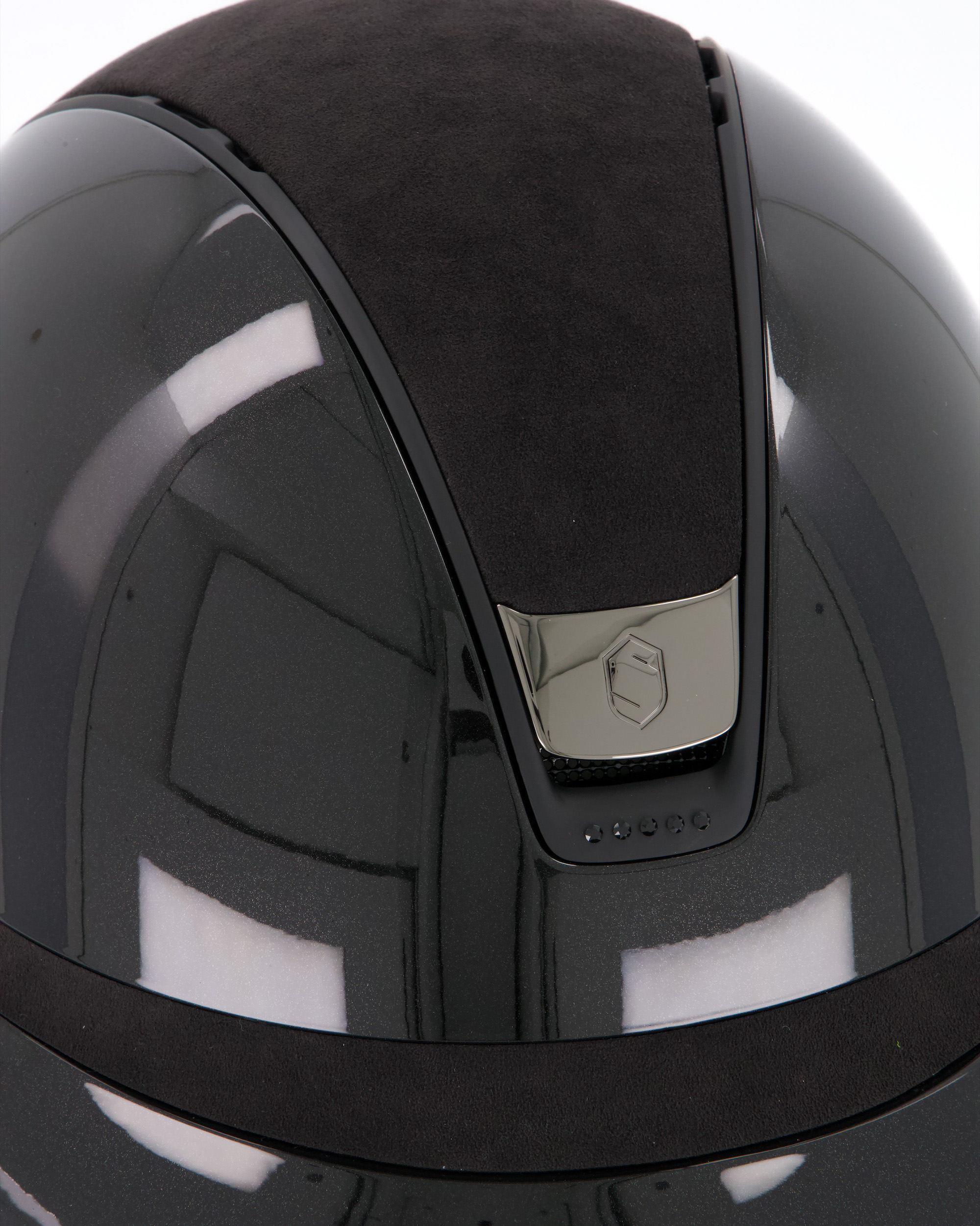Reithelm 2.0 Shadowglossy black, Top u. Frontal Band Alcantara Black, Trim matt black, 5 Swarovski Black, Blason Chrome Black