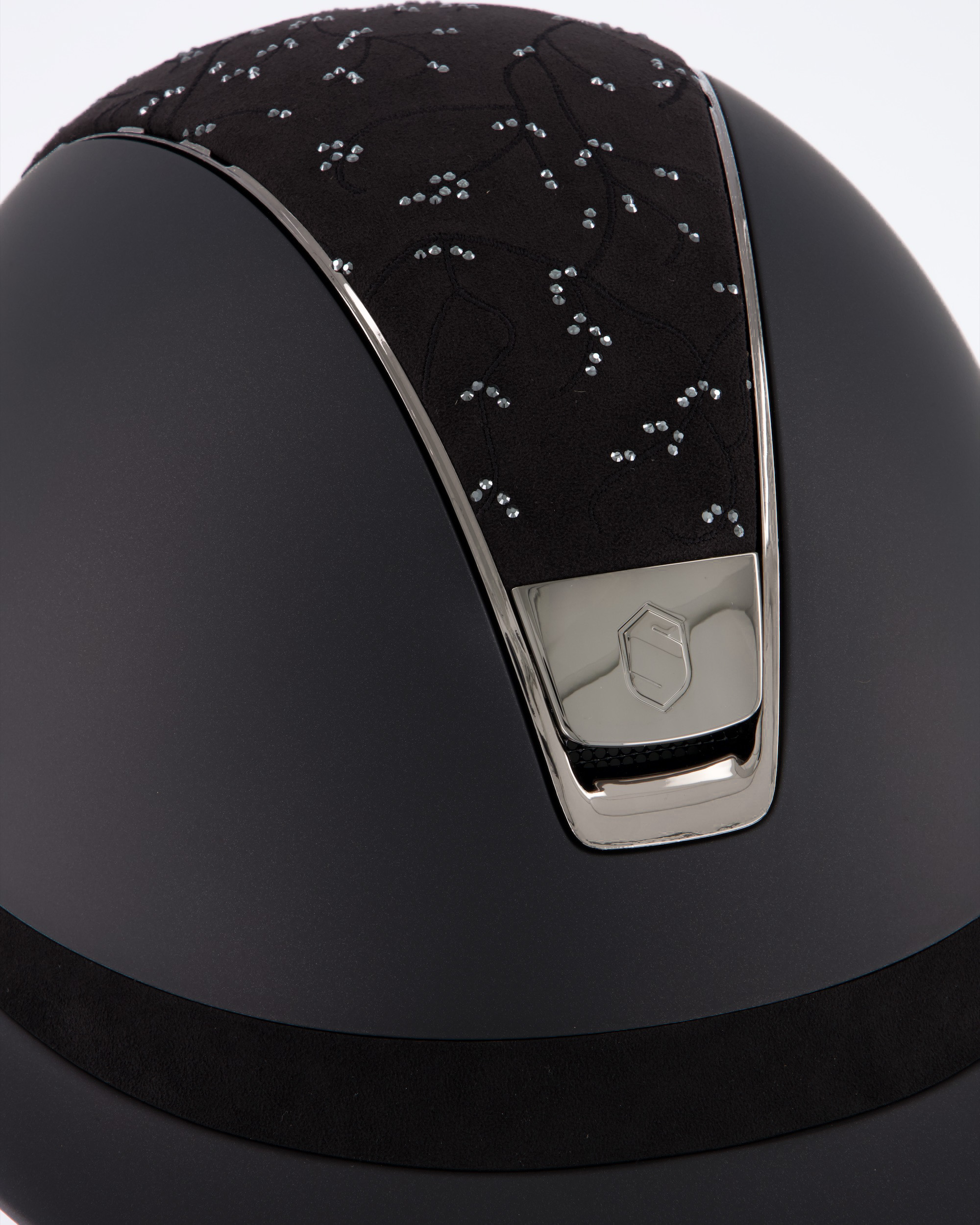 Reithelm Miss Shield Shadowmatt Black, Top Crystal Leaf Black / Alcantara Black, Frontal Band Alcantara Black, Trim Chrome Black, Blason Chrome Black in schwarz