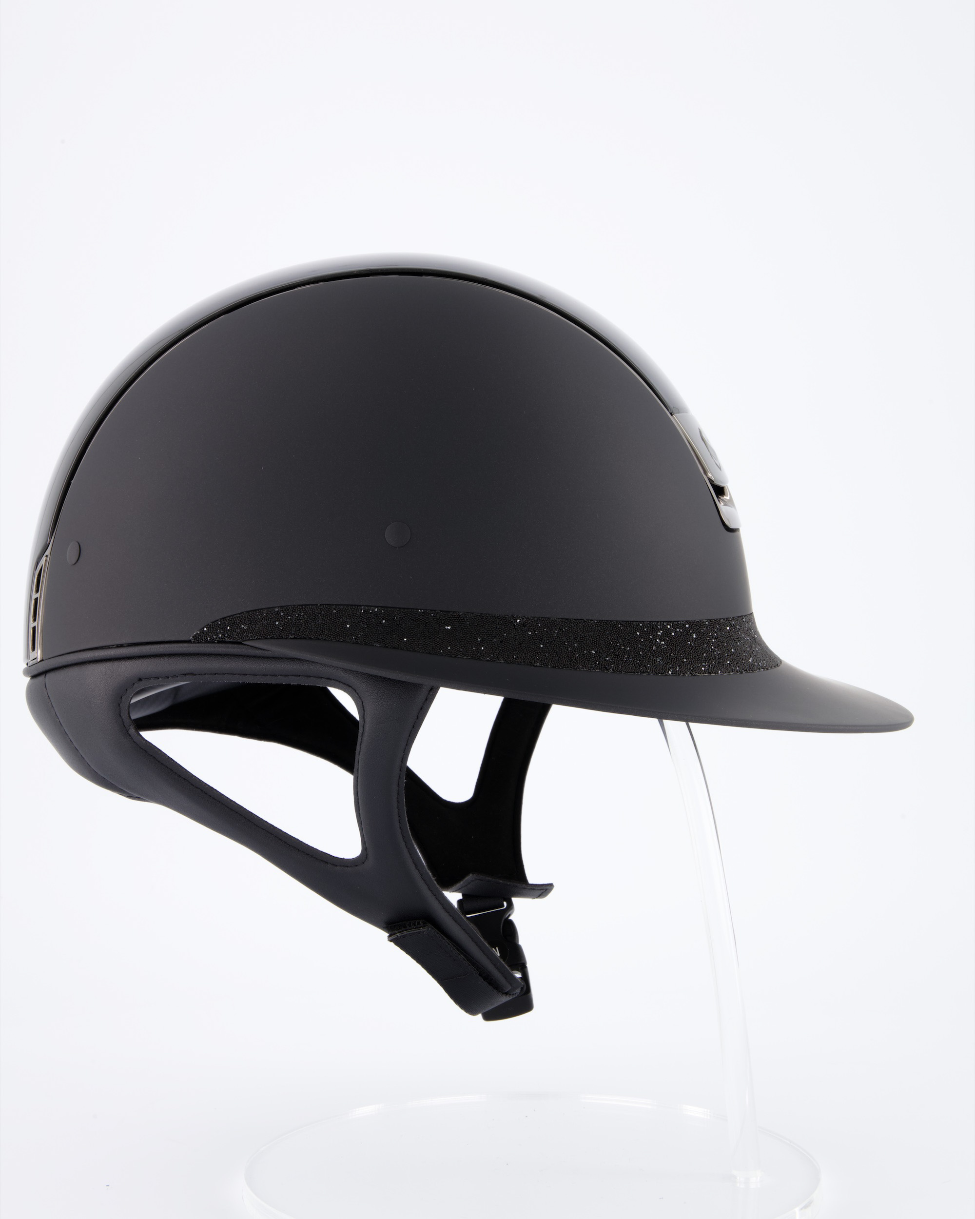 Miss Shield Shadowmatt Black, Top Shadow Glossy Metallic Black, Frontal Band Crystal Fabric Swarovski Black, Trim Chrome Black, Blason Chrome Black