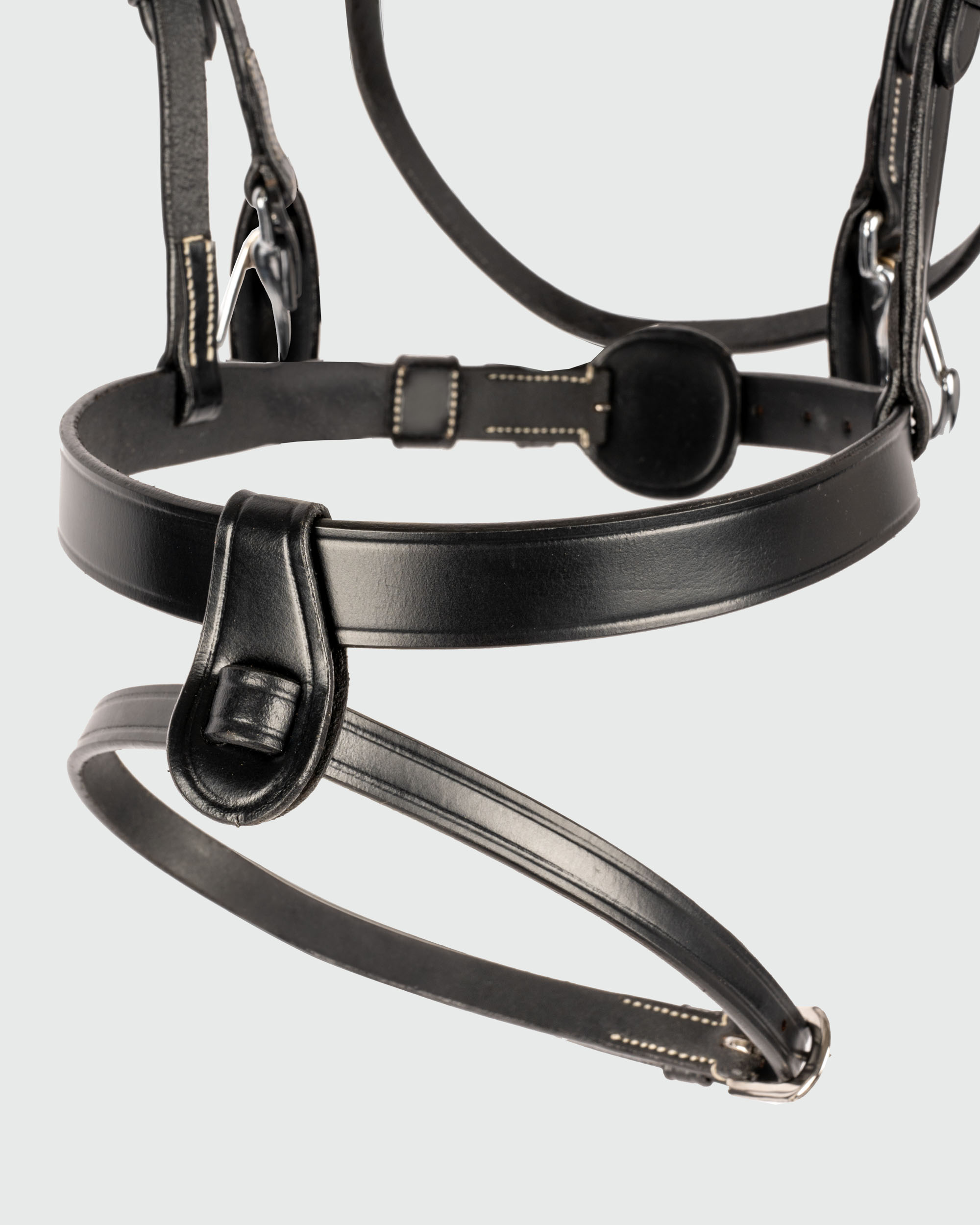 Bridle made of flat leather with carabiners in black