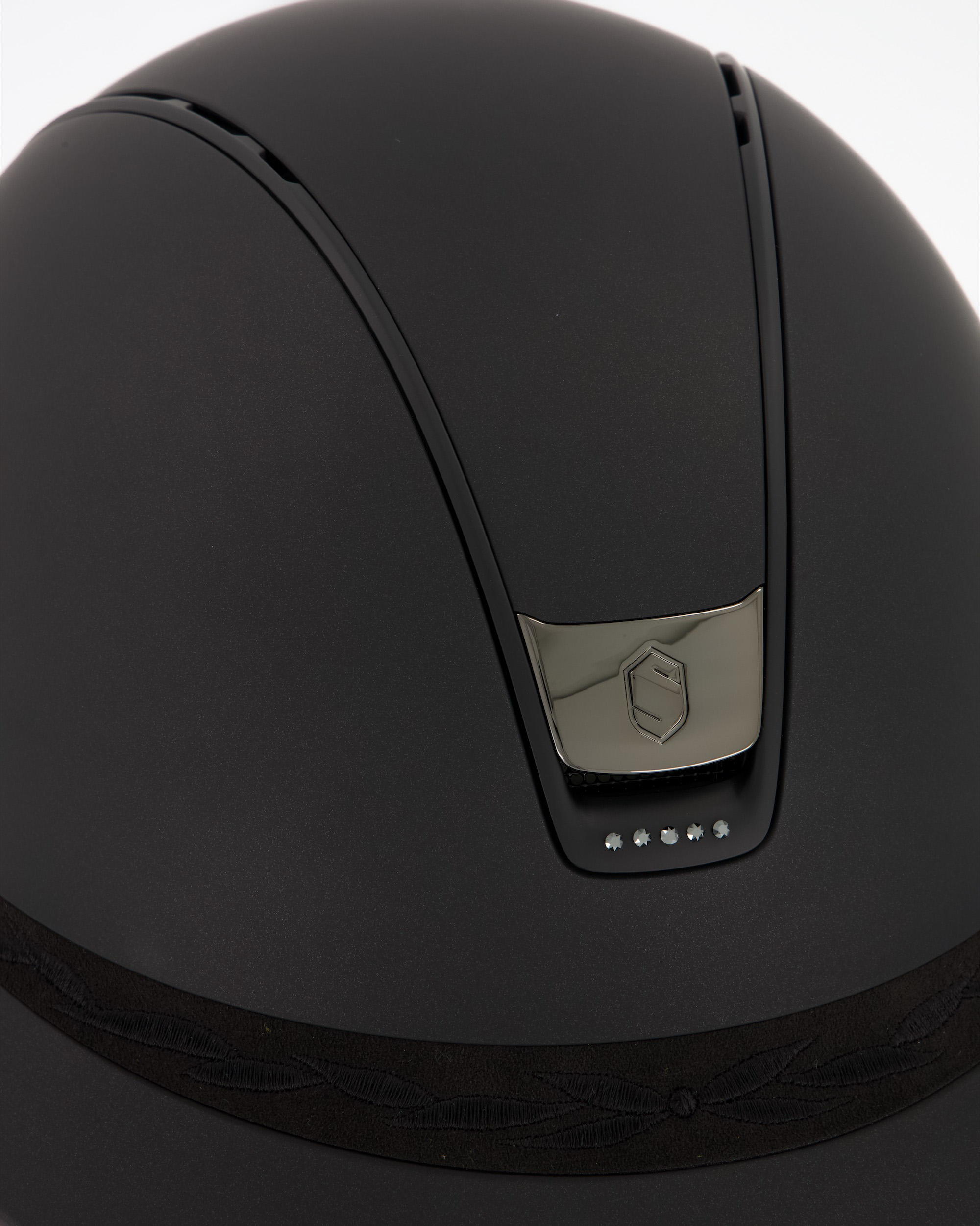 Reithelm 2.0 Miss Shield Shadowmatt Black, Top Shadowmatt Black, Frontal Band Flower Embroidery Black, Trim Matt Black, 5 Swarovski Jet Hemitate, Blason Chrome Black