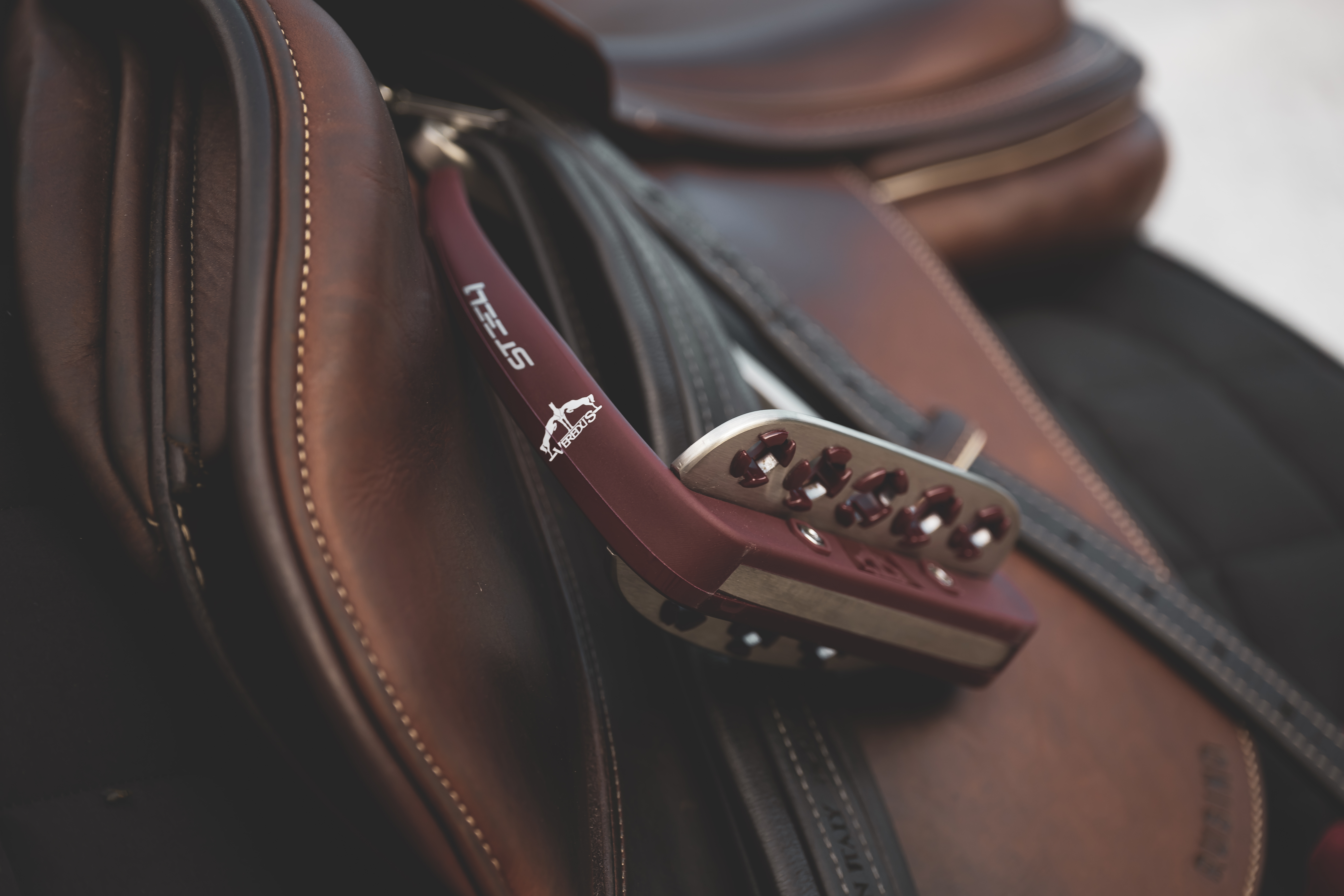 Set Steel 1 Steigbügel, Schabracke und Cap