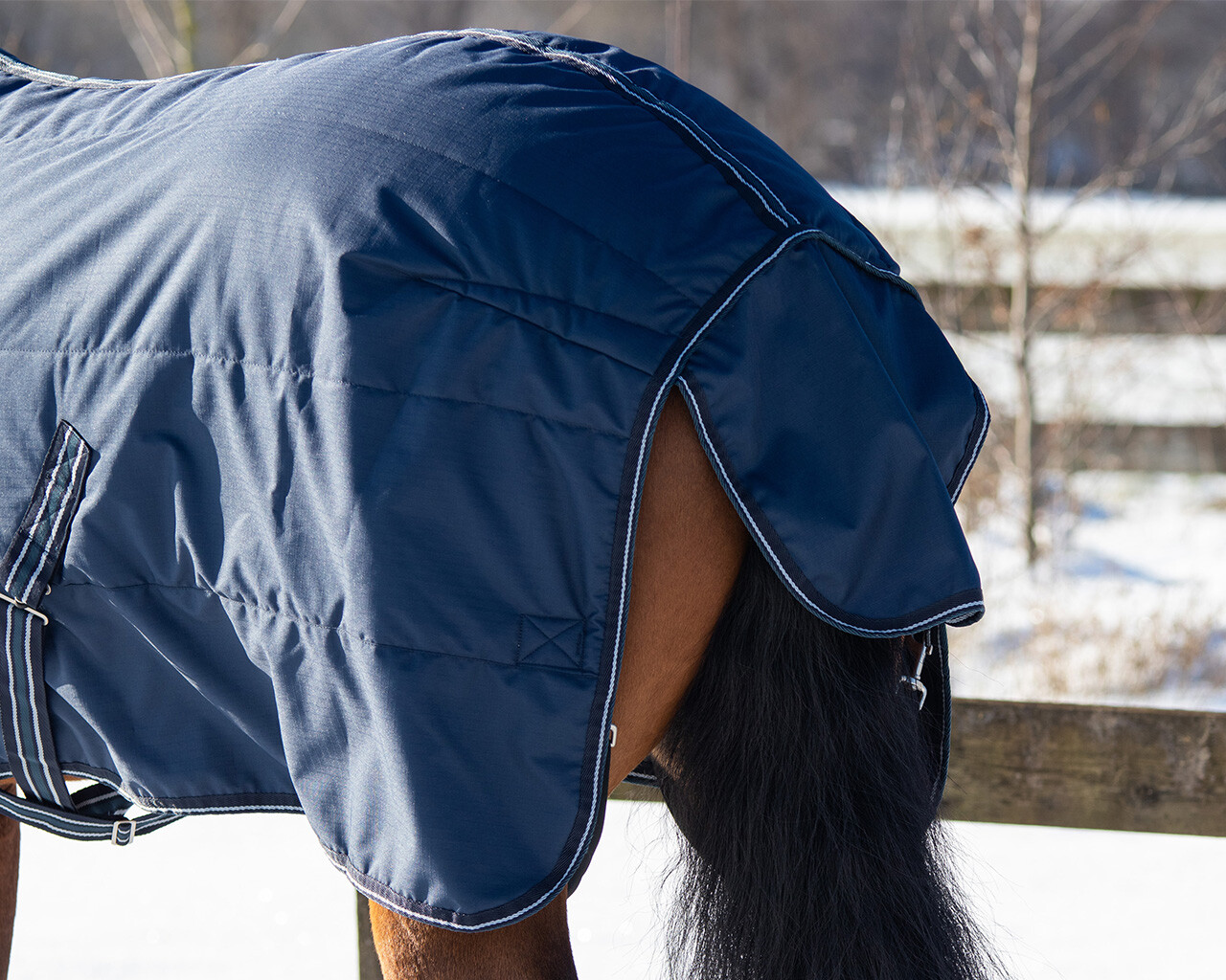Stable rug 200gr with shoulder cut-out