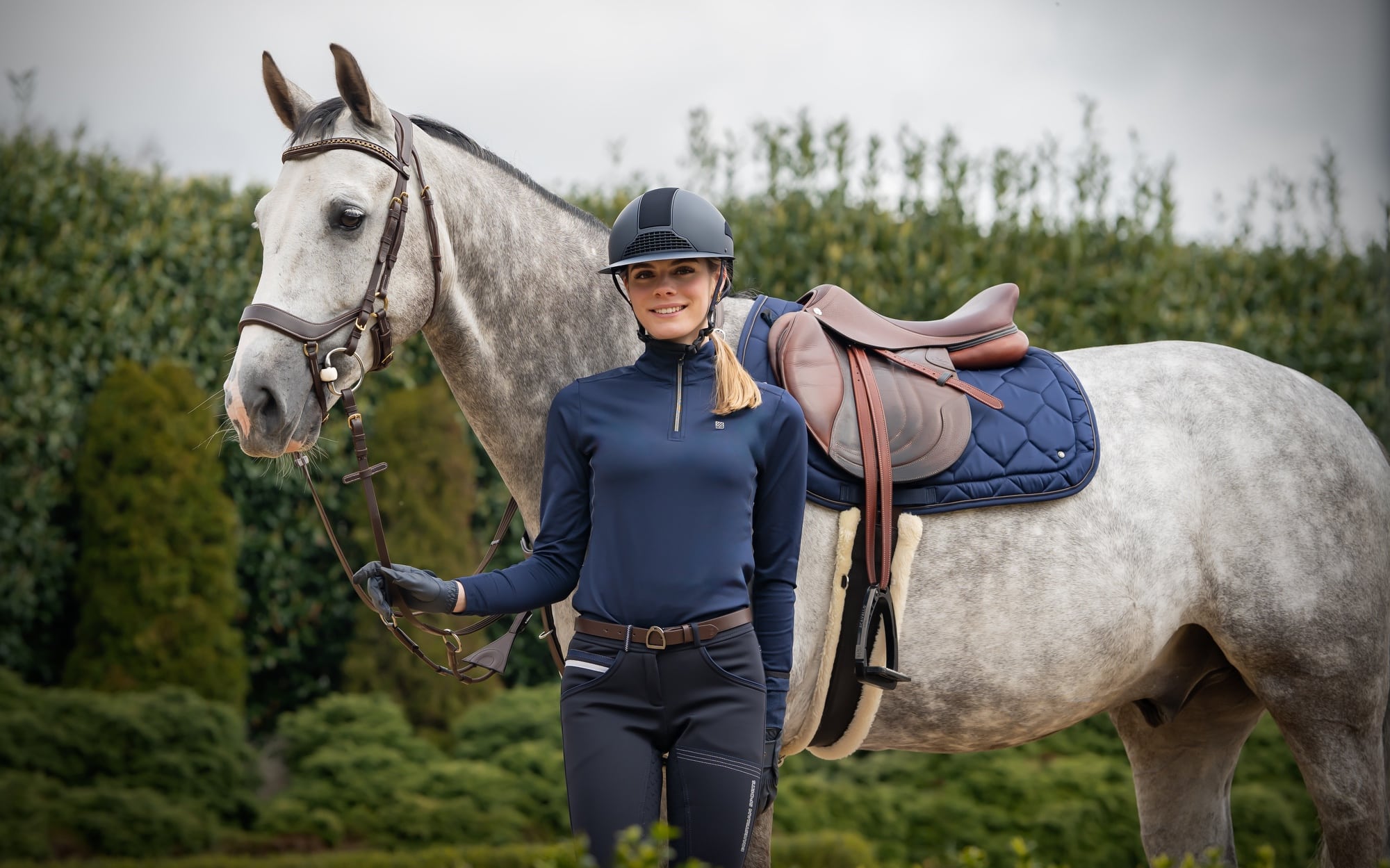 QHP Reitsportprodukte Pferd mit rosa Schabracke von QHP