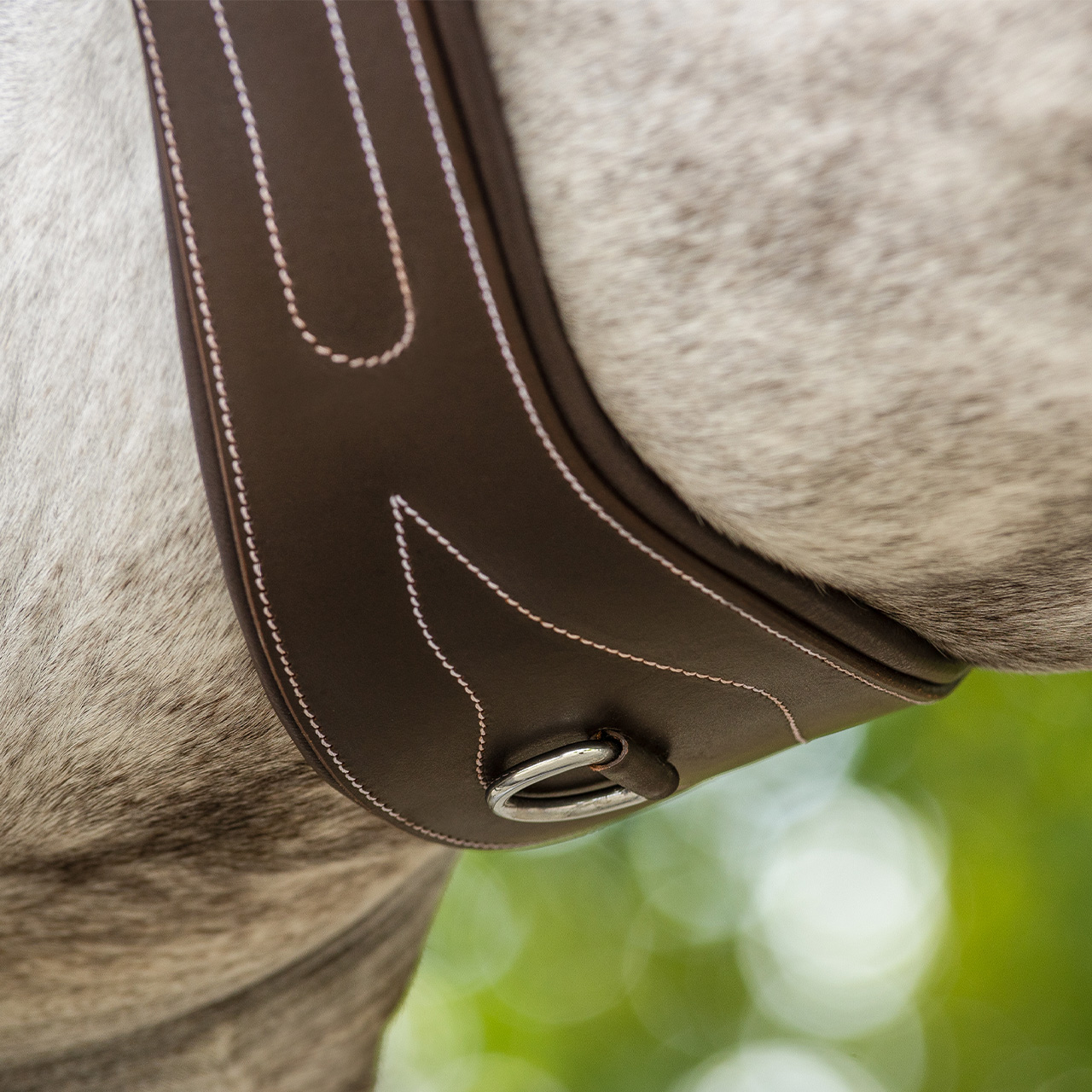 Saddle girth with luxury stitching