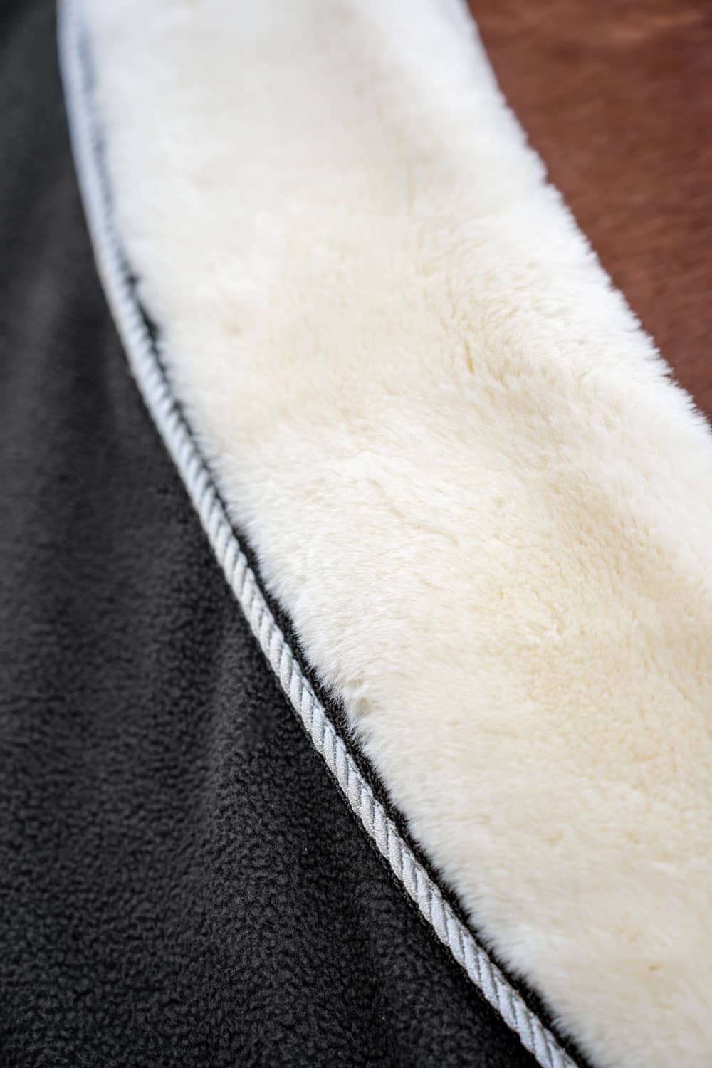 Lepona sweat rug in black
