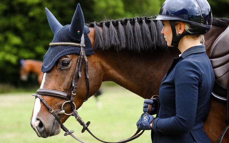 Equiline Reiterin mit Pgerd, Equiline Fliegenohren