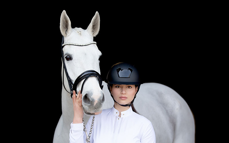 Kask Reithelm Kooki Frau mit Schimmel und schwarzem Kask Reithelm