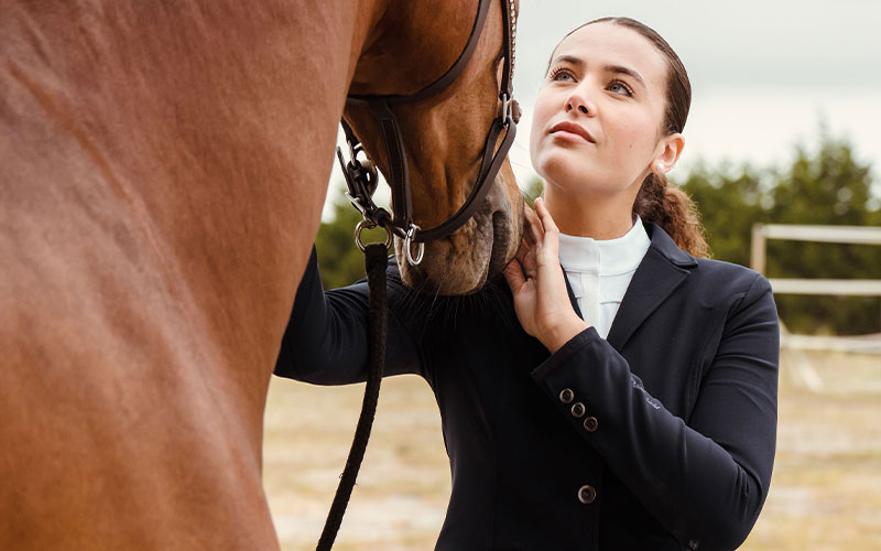 Samshield Turnierjackets Reiterin mit Samshield Turnierjacket und Pferd