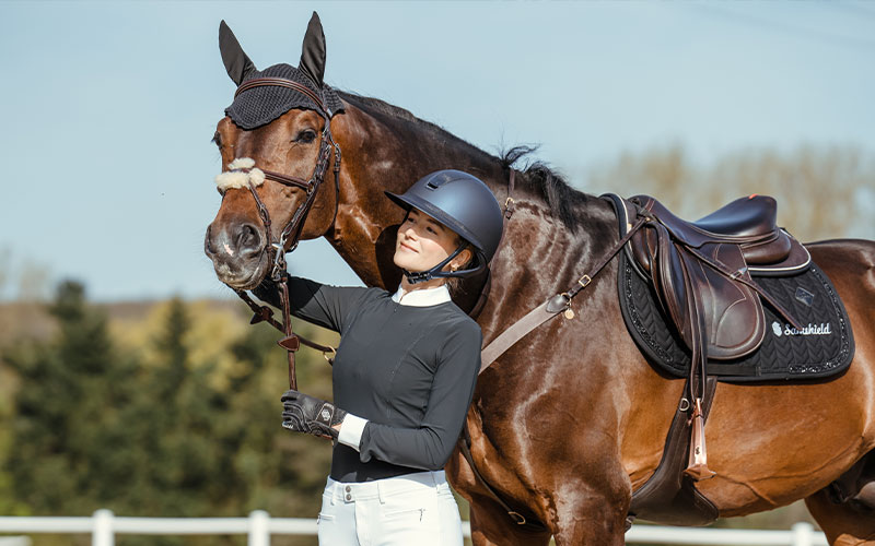 Samshield Frau mit Pferd und Samshield Bekleidung