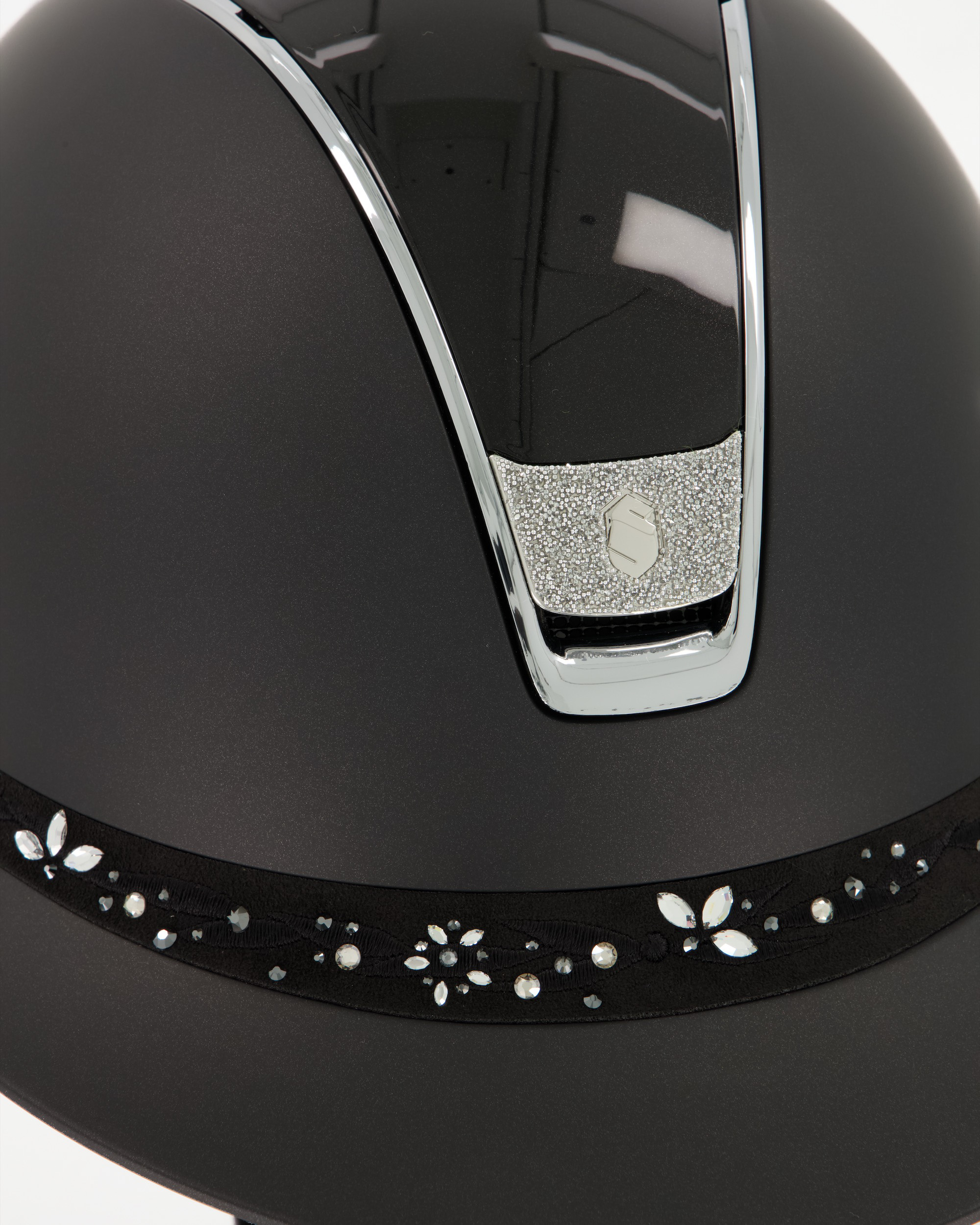 Reithelm 2.0 Miss Shield Shadowmatt, Top Shadow Glossy, Frontal Band Flower Swarovski Jewerly, Trim Chrome Silver, Blason Crystal Fabric Silver in schwarz