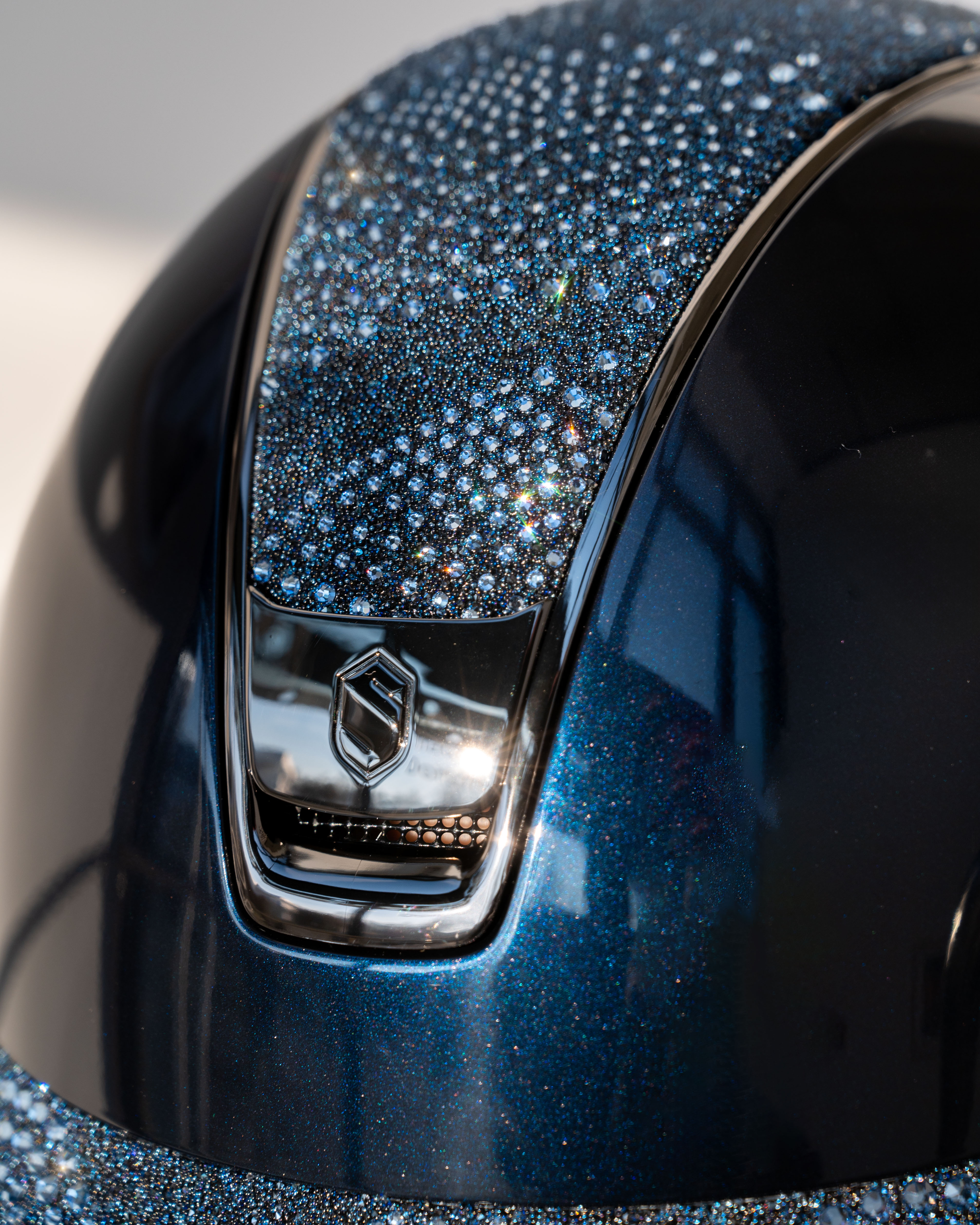 Reithelm 2.0 Miss Shield Shadowglossy Blue, Top u. Frontalband Crystal Intarsia, Trim u. Blason Chrome Black in blau