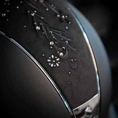 Samshield Reithelm Top Nahaufnahme des Flower Swarovski Tops eines Samshield Reithelms