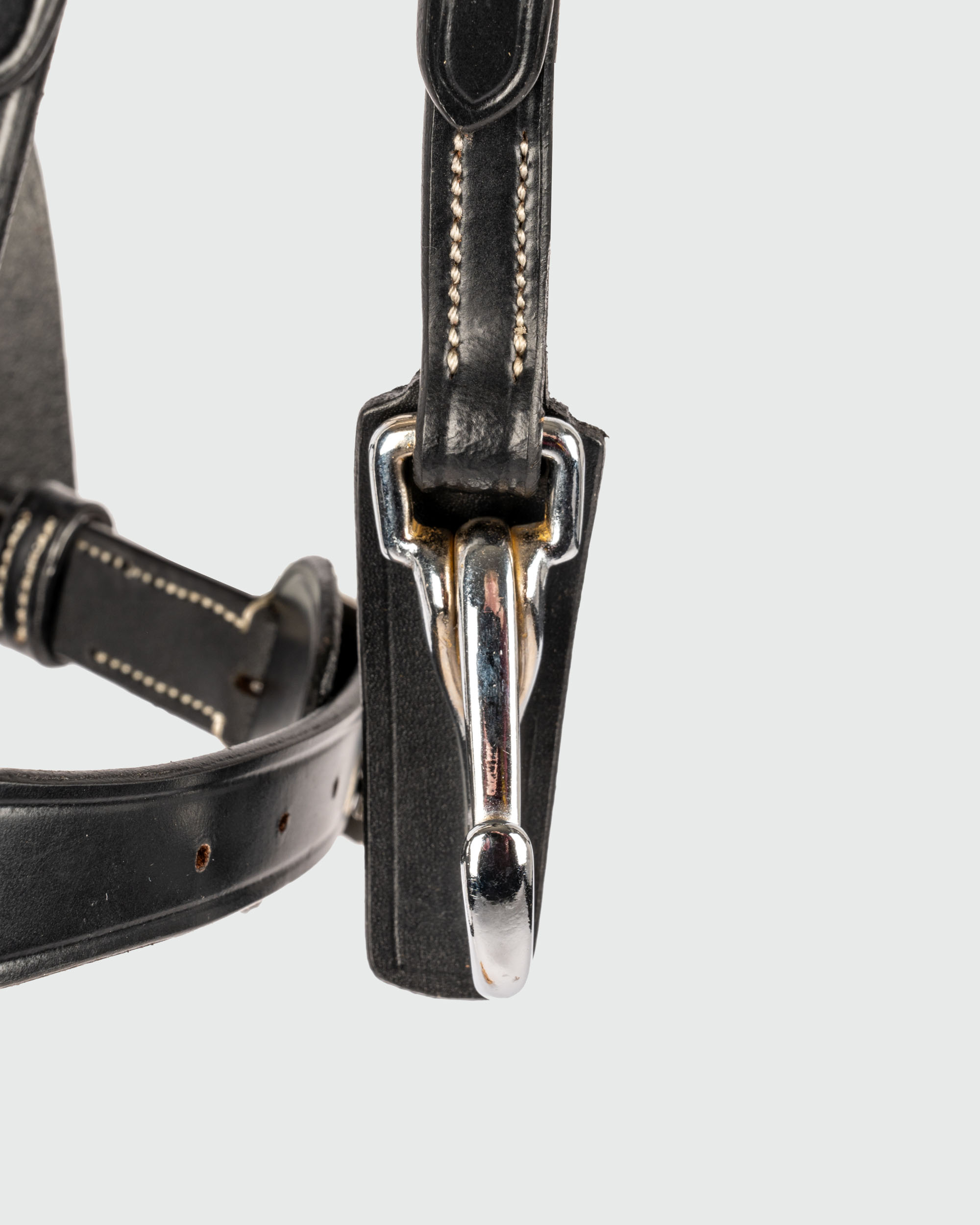 Bridle made of flat leather with carabiners in black