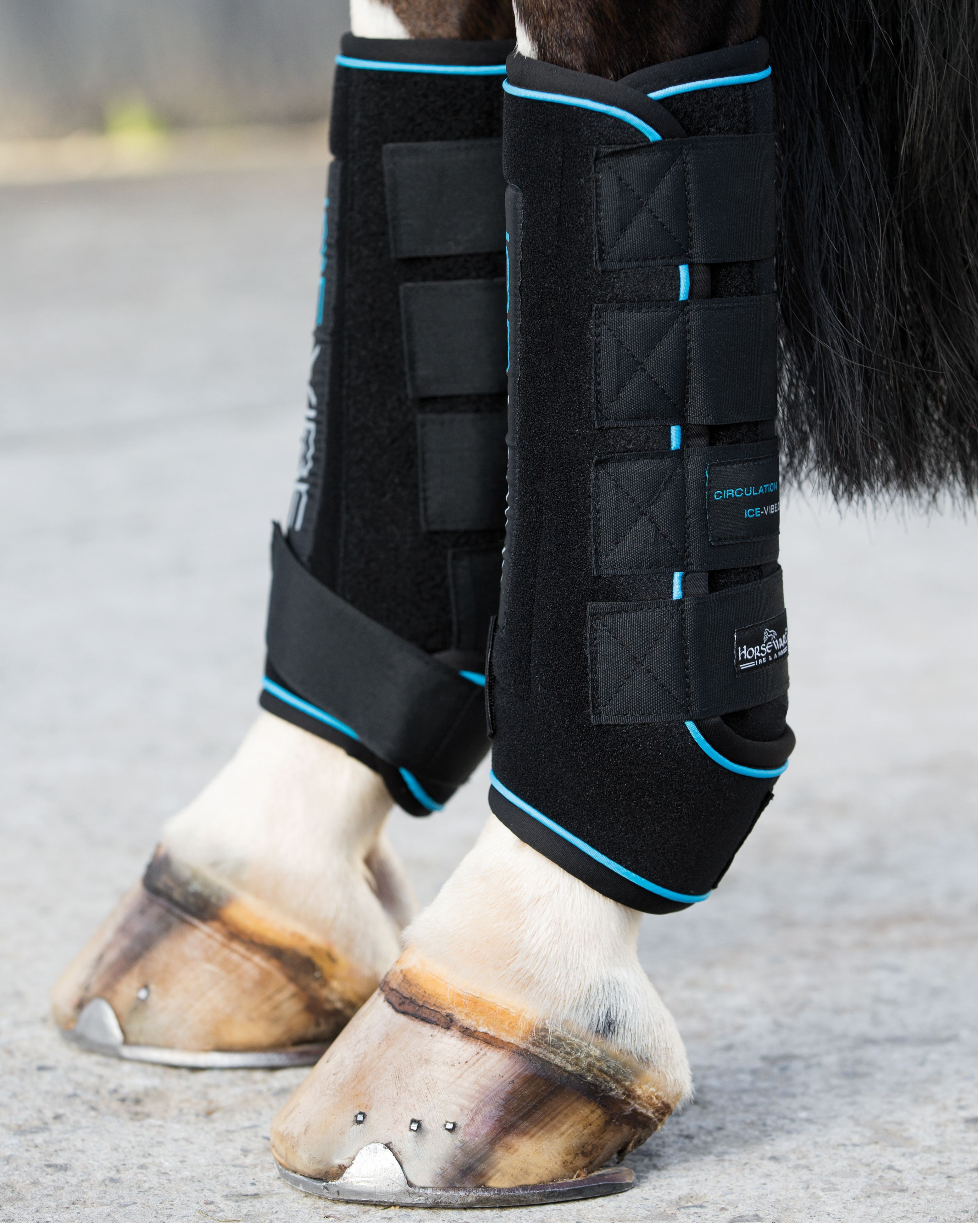 Cooling gaiters Ice-Vibe Boot in black/aqua