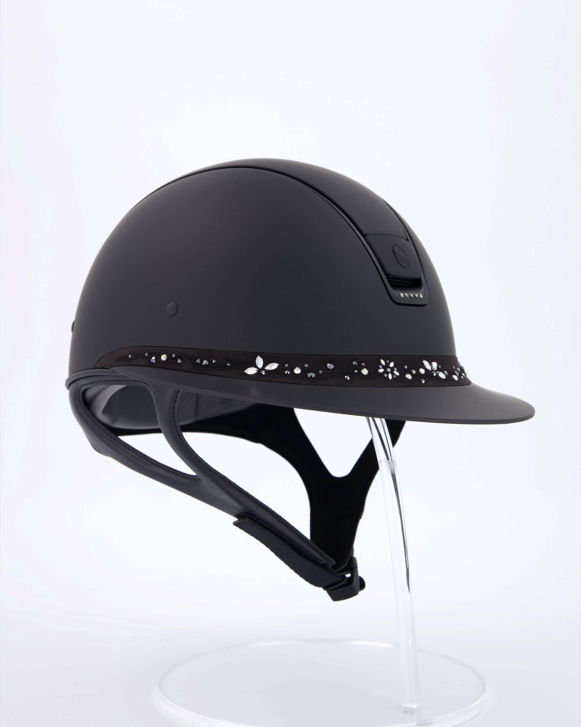 Reithelm Miss Shield Shadowmatt, Top Shadowmatt, Frontal Band Flower Majestic Jewerly Black, Blason u. Trim Matt Black, 5 Swarovski Black in schwarz
