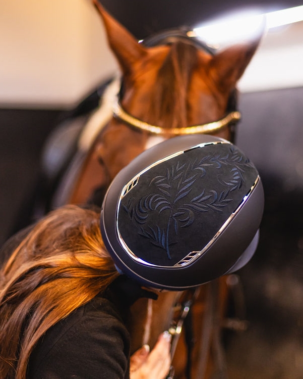 Reithelm 2.0 Miss Shield Shadowmatt Blue, Top u. Frontal Band Fower Embroidery, Trim Chrome, Blason Crystal Fabric Silver in blau