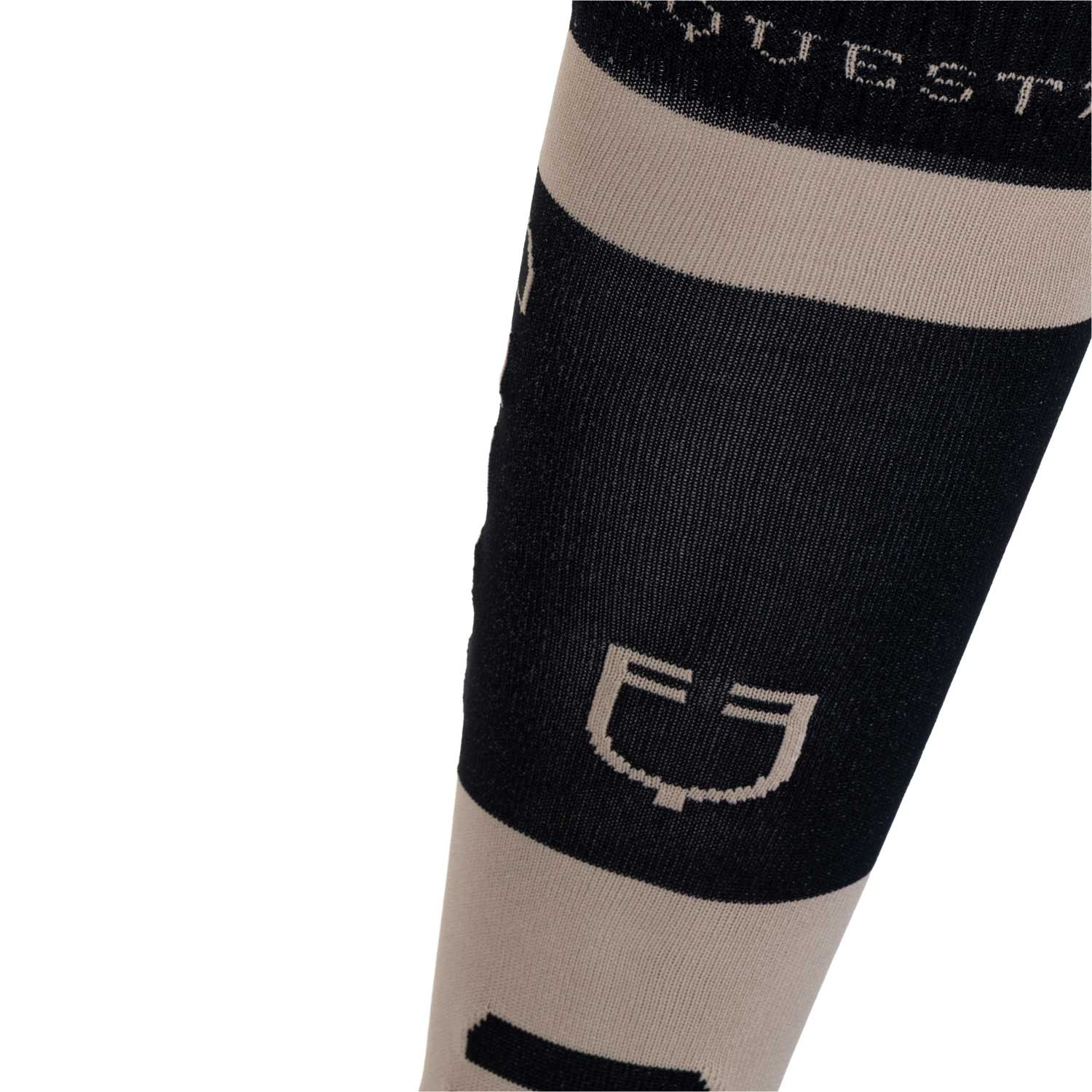 Socke aus atmungsaktivem Funktionsgewebe mit Logo