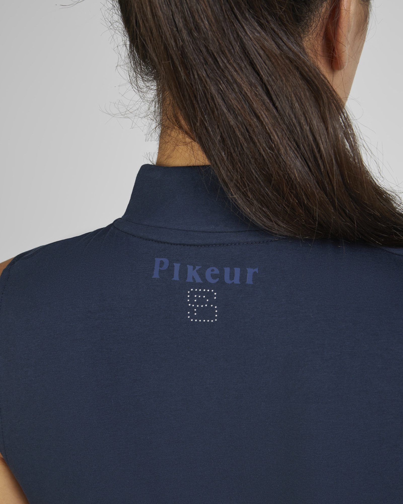 Ladies' top with pleated collar