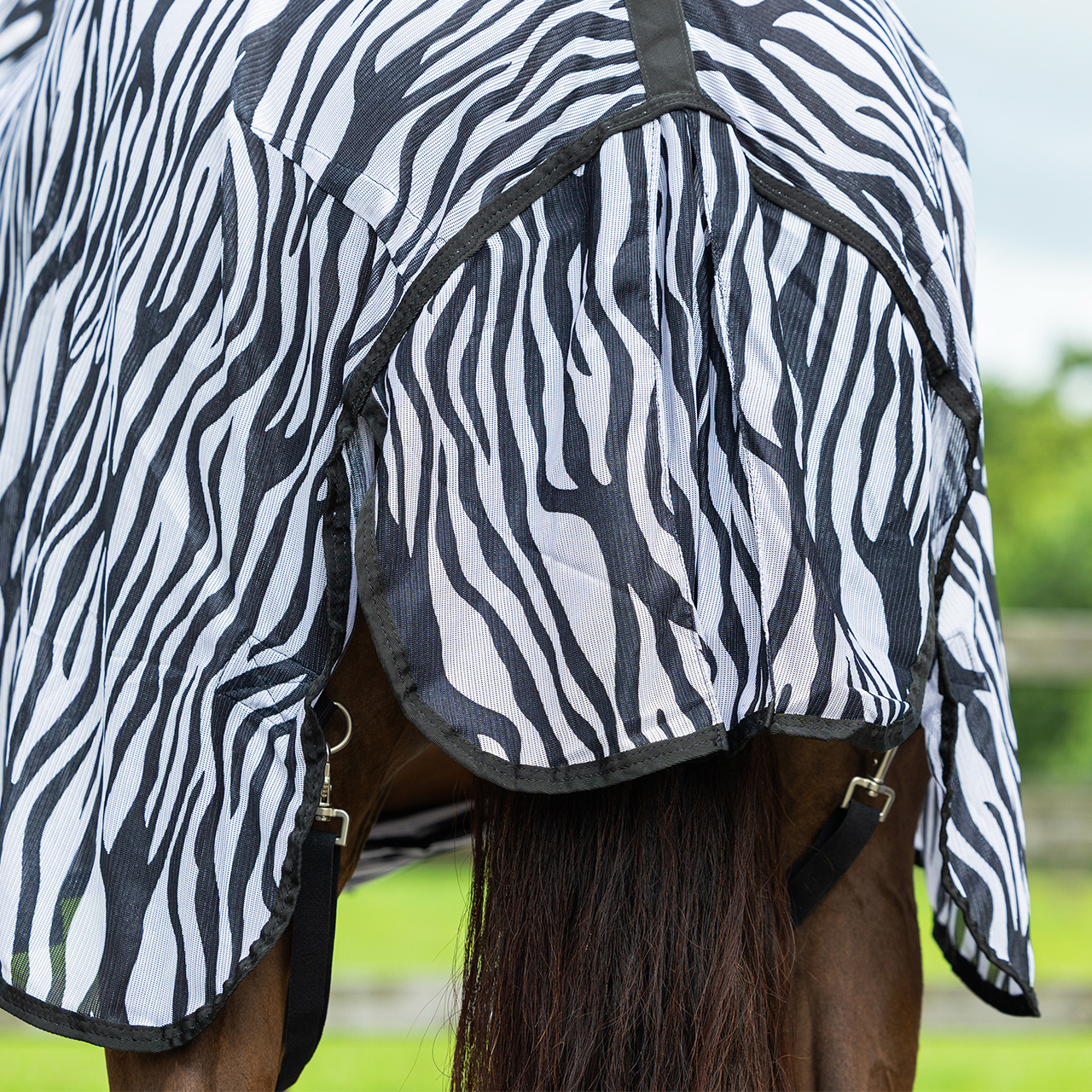 Fly rug with neck and bonnet