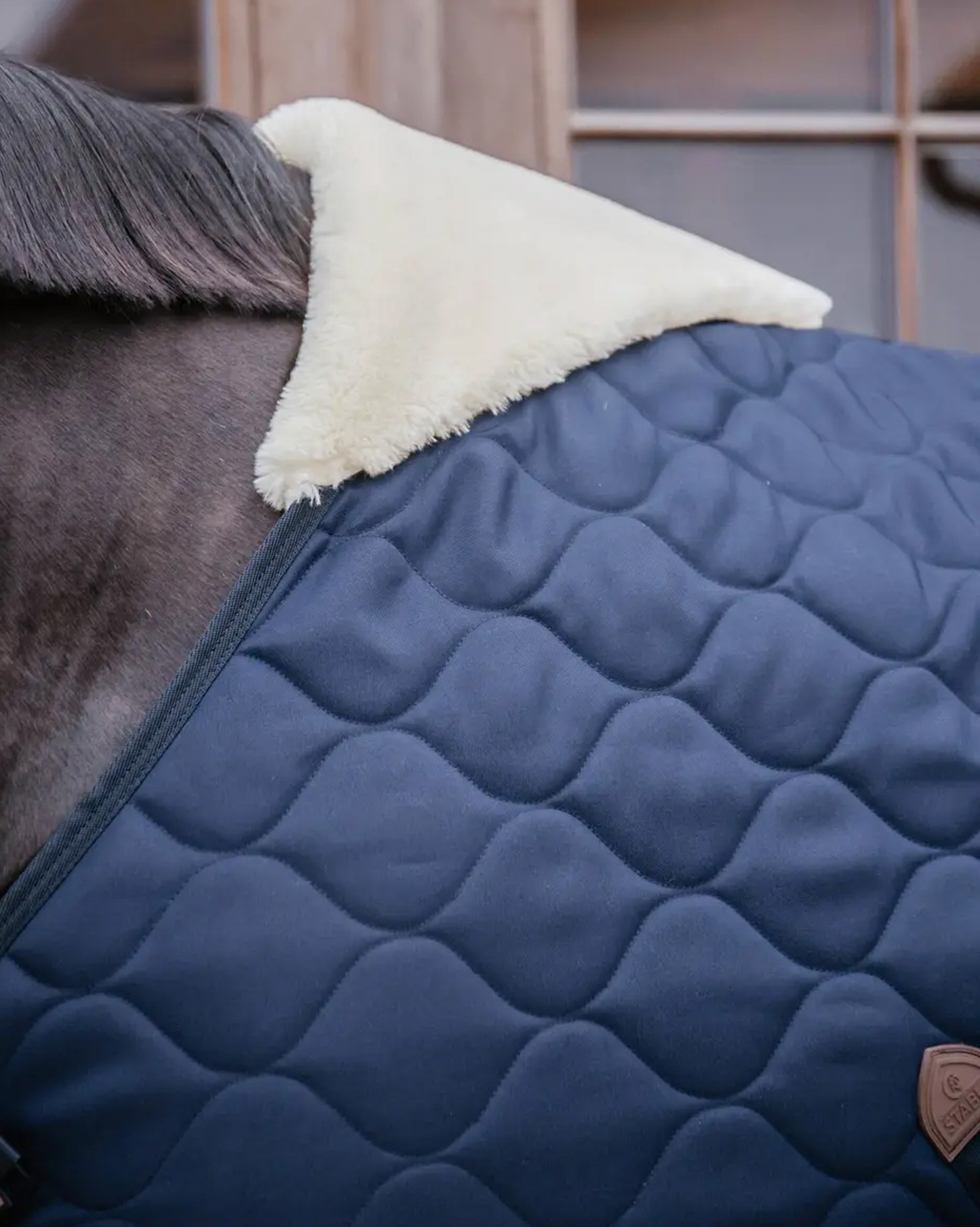 Comfort stable rug in navy