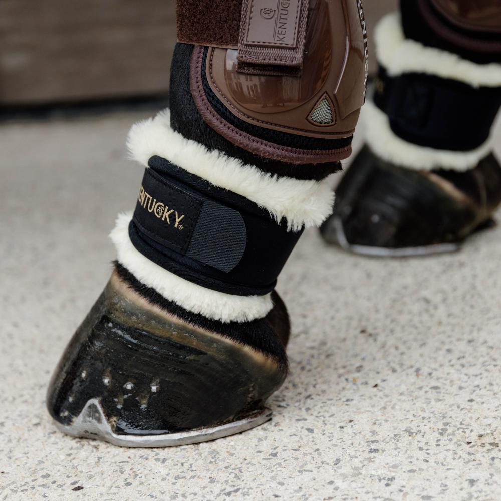 Fetlock guard with lambskin