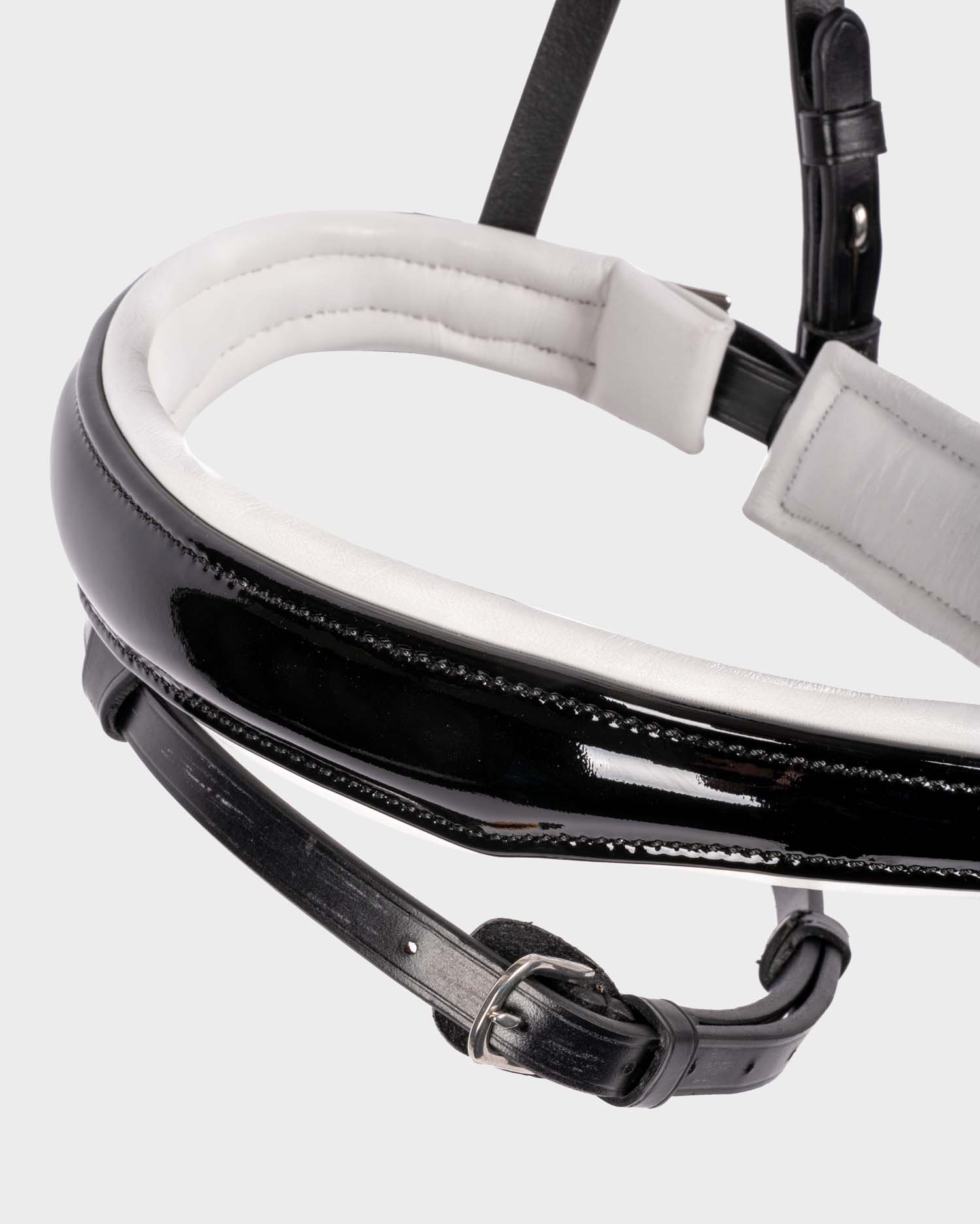 Snaffle bridle Ipswich patent leather anatomical in black/white